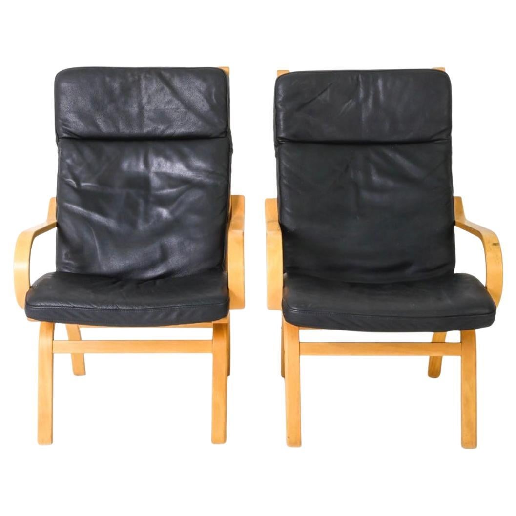 Paar skandinavische Lounge-Sessel aus schwarzem Leder und geschwungenem Buchenholz im Angebot