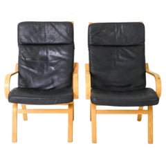 Paar skandinavische Lounge-Sessel aus schwarzem Leder und geschwungenem Buchenholz