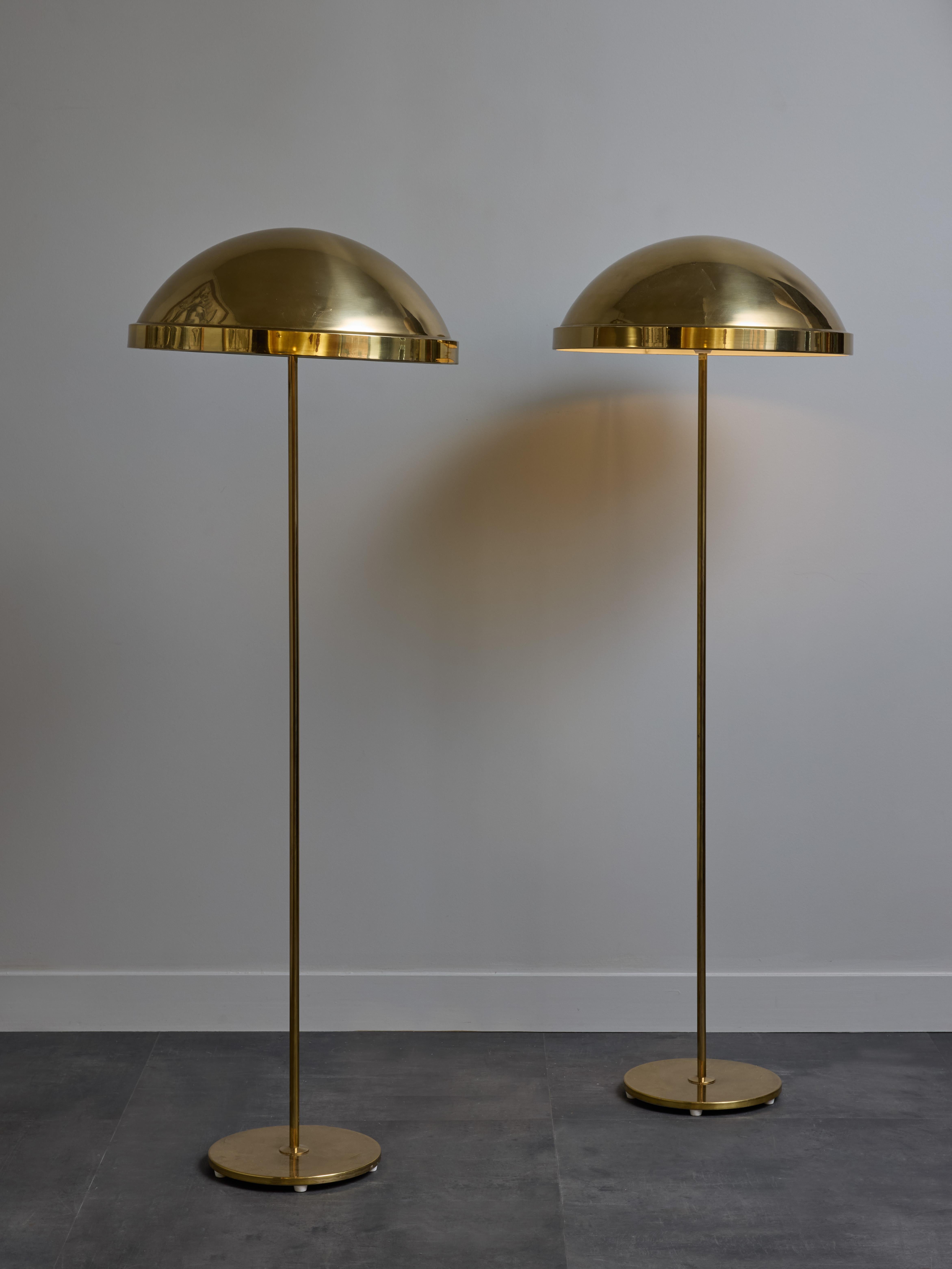 Scandinave moderne Paire de lampadaires scandinaves en laiton avec abat-jour en forme de dôme en vente