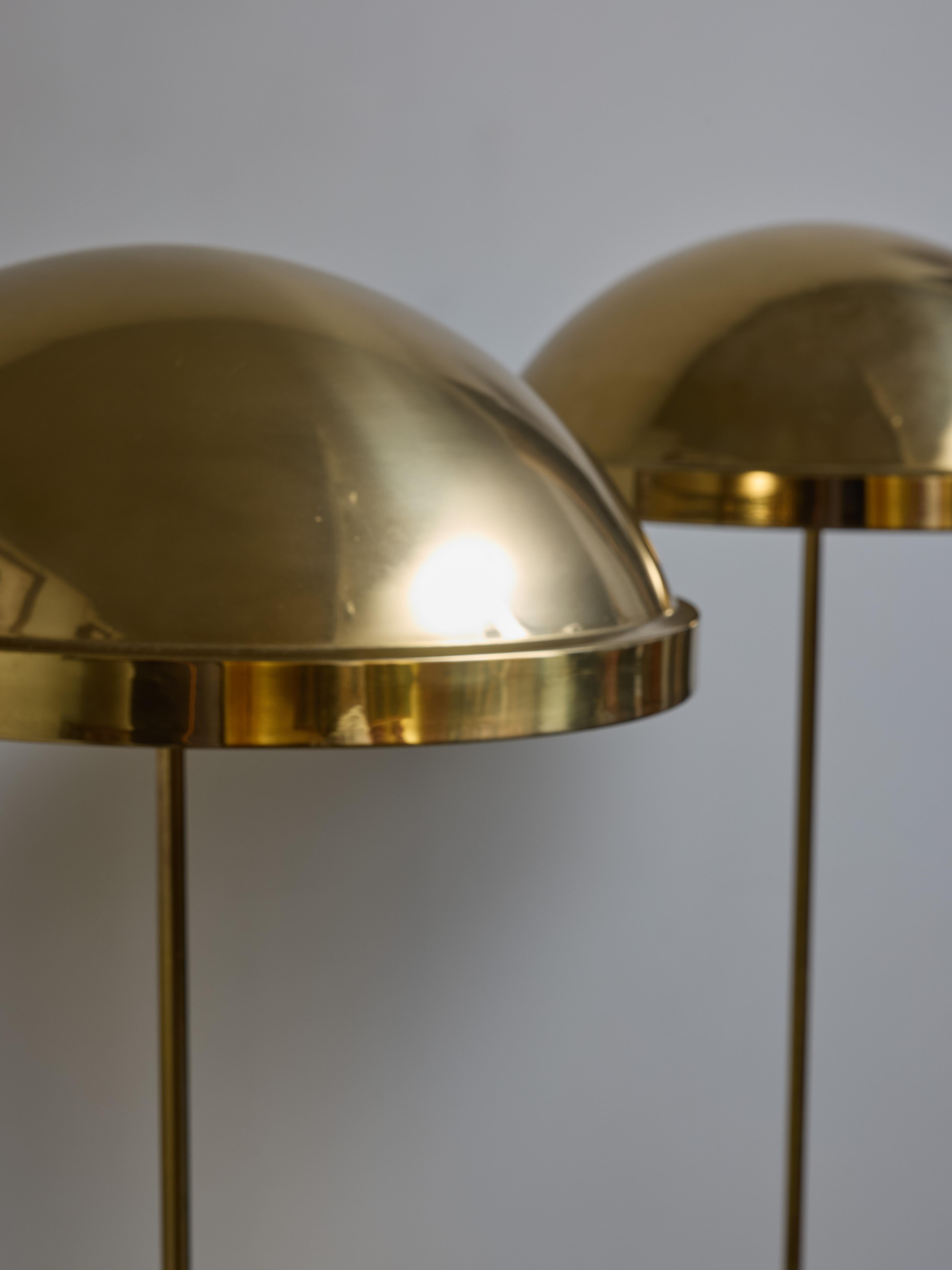Scandinave Paire de lampadaires scandinaves en laiton avec abat-jour en forme de dôme en vente