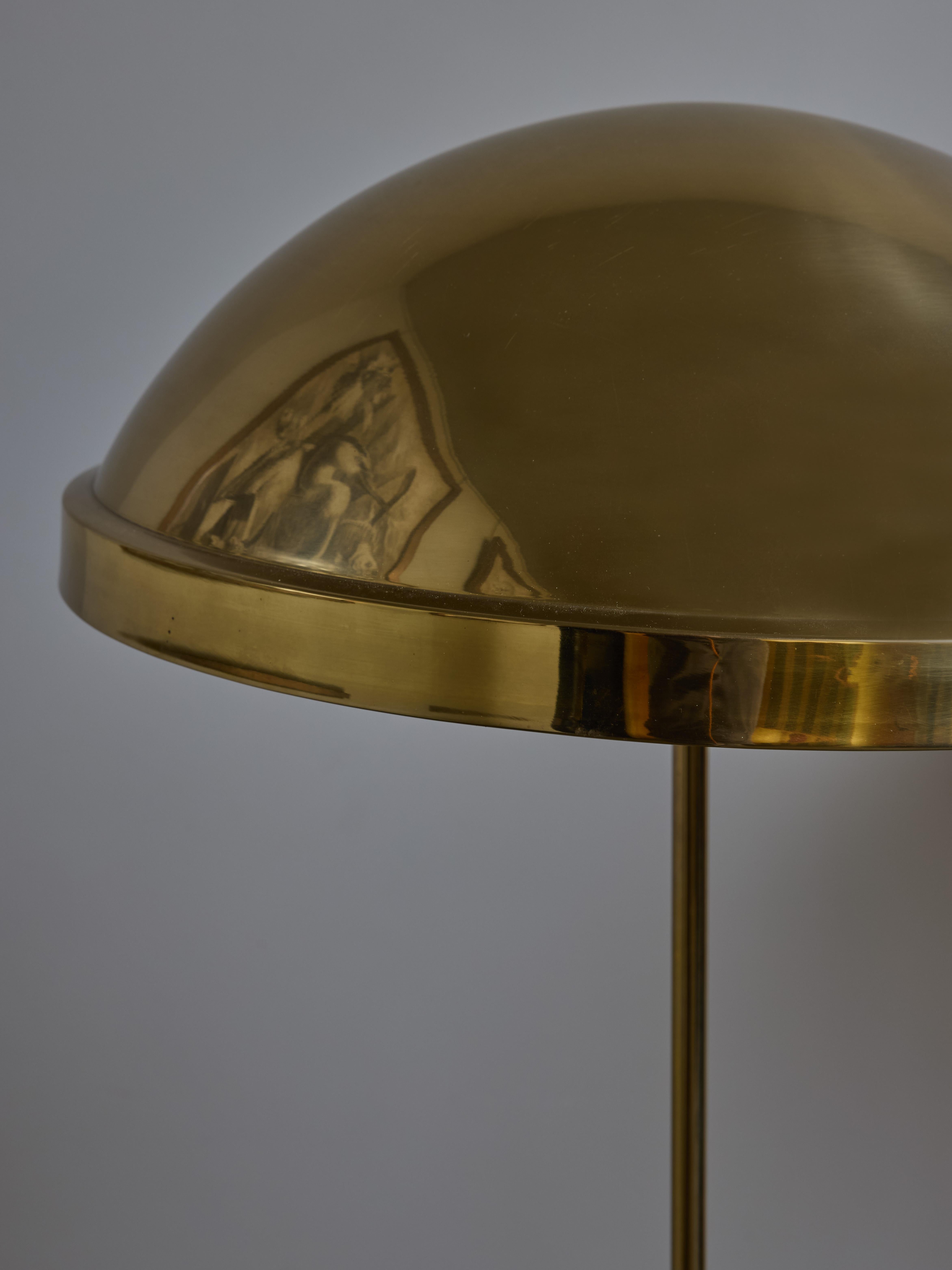 Paire de lampadaires scandinaves en laiton avec abat-jour en forme de dôme Bon état - En vente à Saint-Ouen, IDF