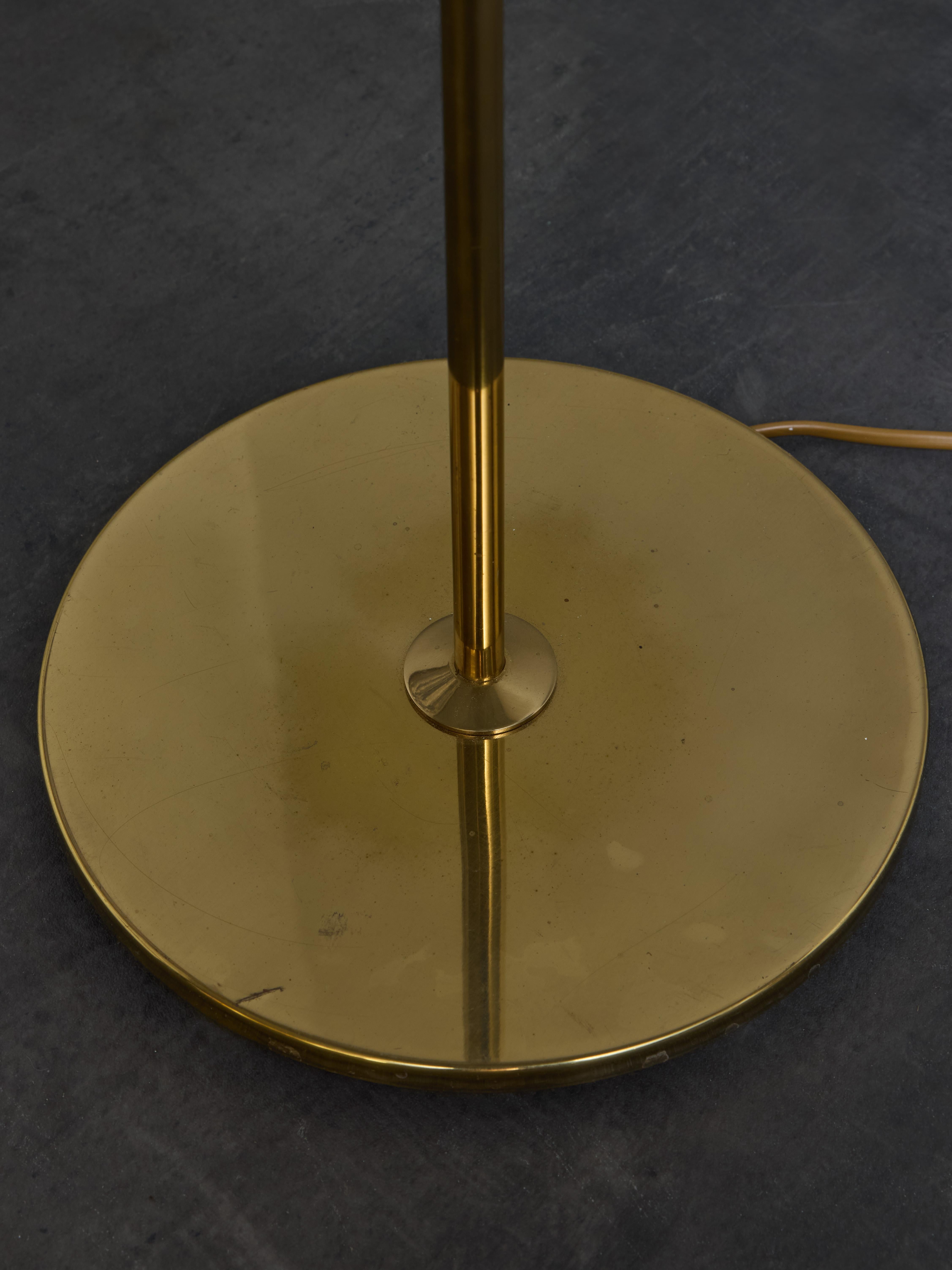 Fin du 20e siècle Paire de lampadaires scandinaves en laiton avec abat-jour en forme de dôme en vente