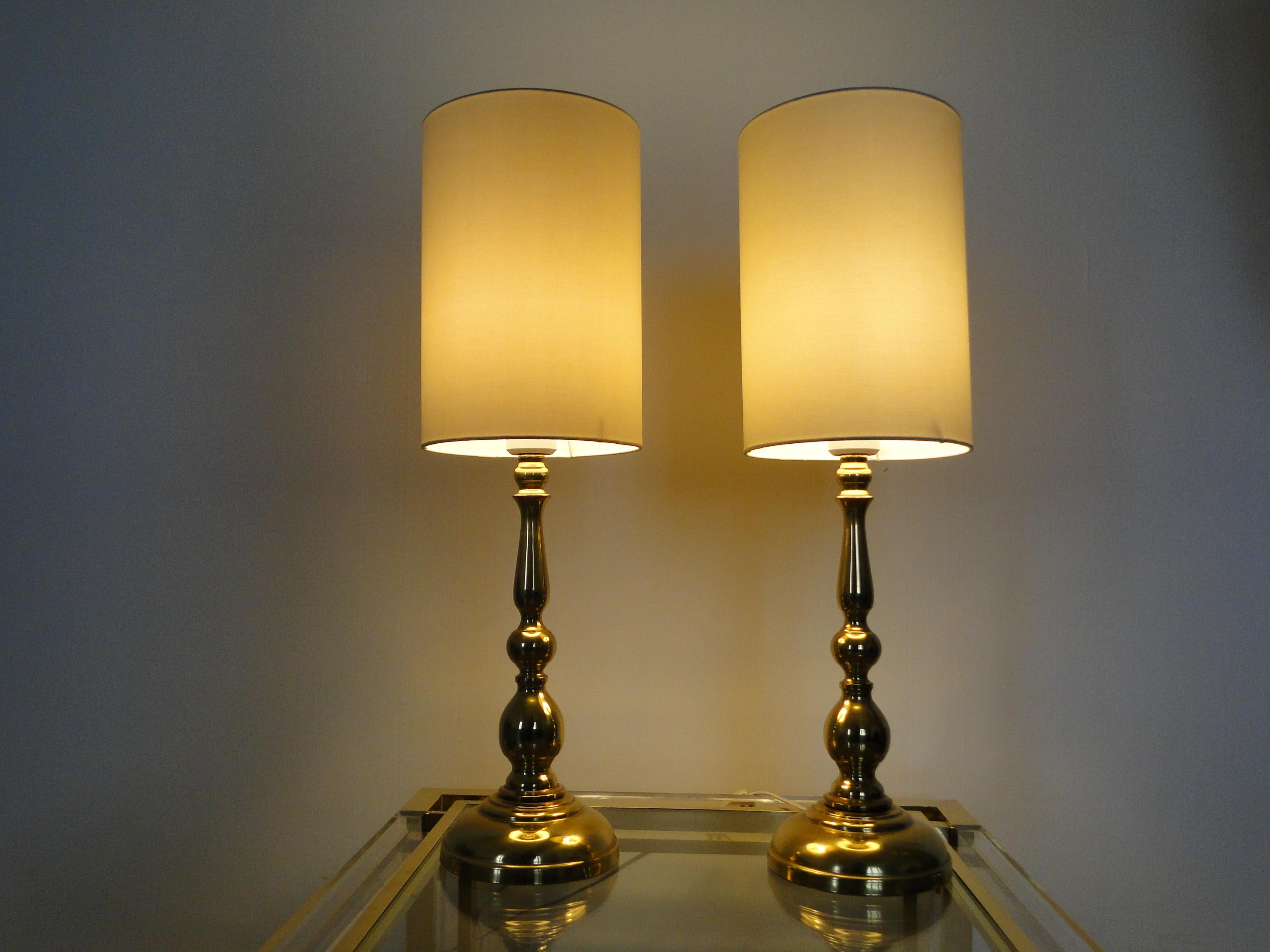 Magnifique paire de lampes scandinaves en laiton des années 1960.
Ces lampes de forme bulbeuse du milieu du siècle ont un corps en laiton poli et un design de candélabre.

Très bon état.

Mesures : . Hauteur totale avec abat-jour : 67 cm (26.38