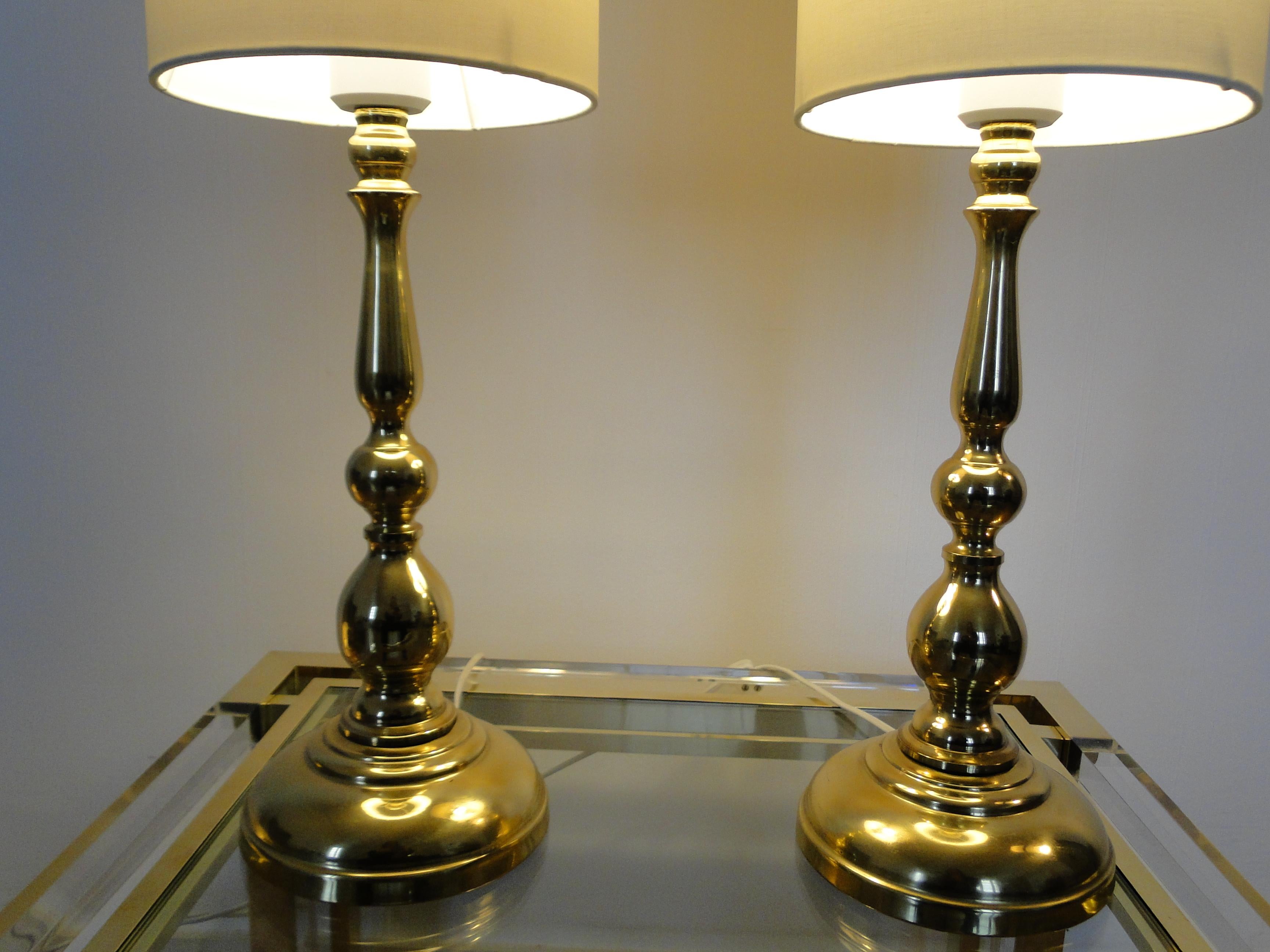 20ième siècle Paire de lampes scandinaves en laiton  Milieu du sicle en vente