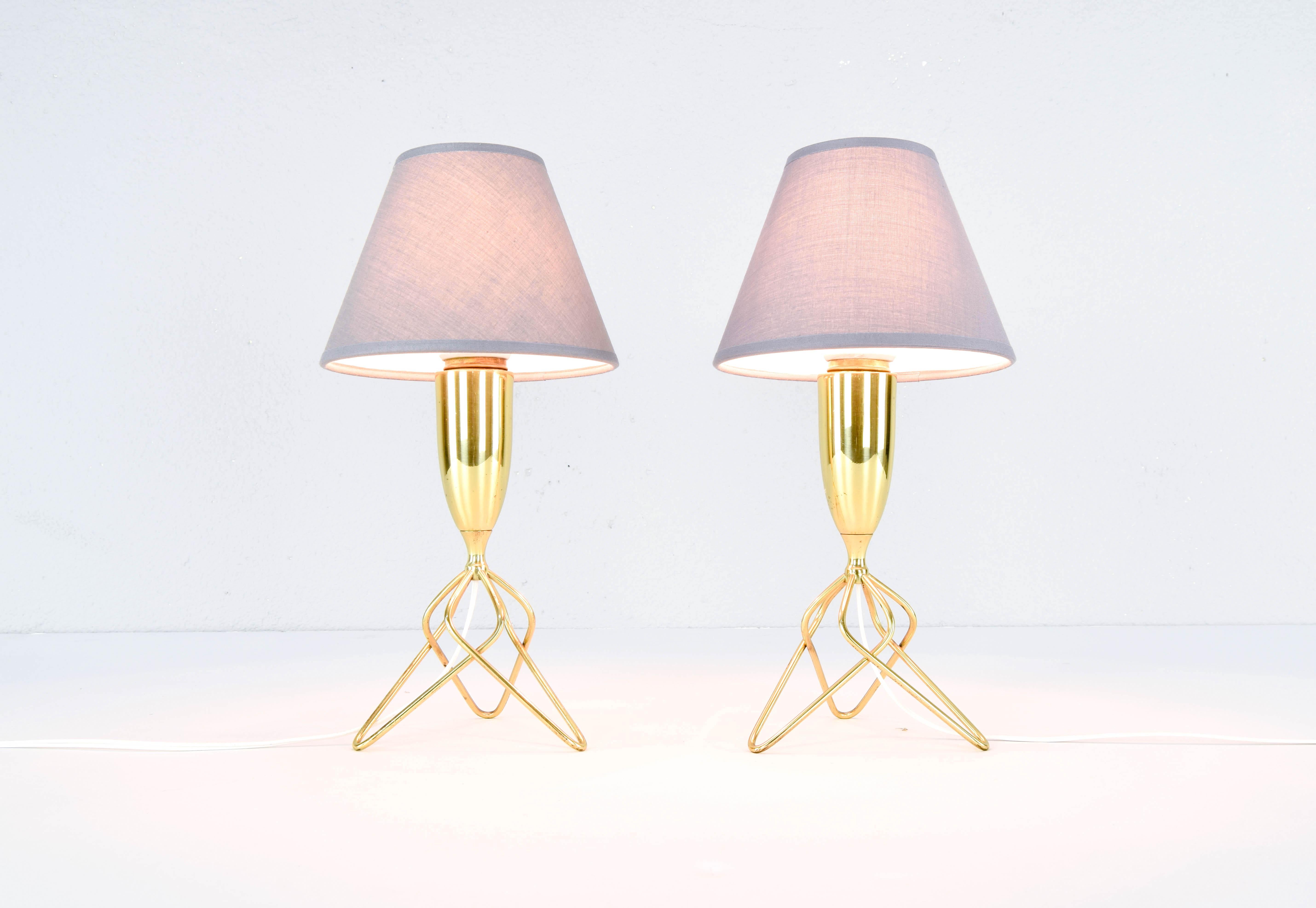 Pair of Danish Mid-Century Modern tripod table lamps with brass rods from the 1960s.
Beautiful Nordic design with three interlocking golden rods legs and a brass body that are kept in very good condition.
Although they retain the original brass