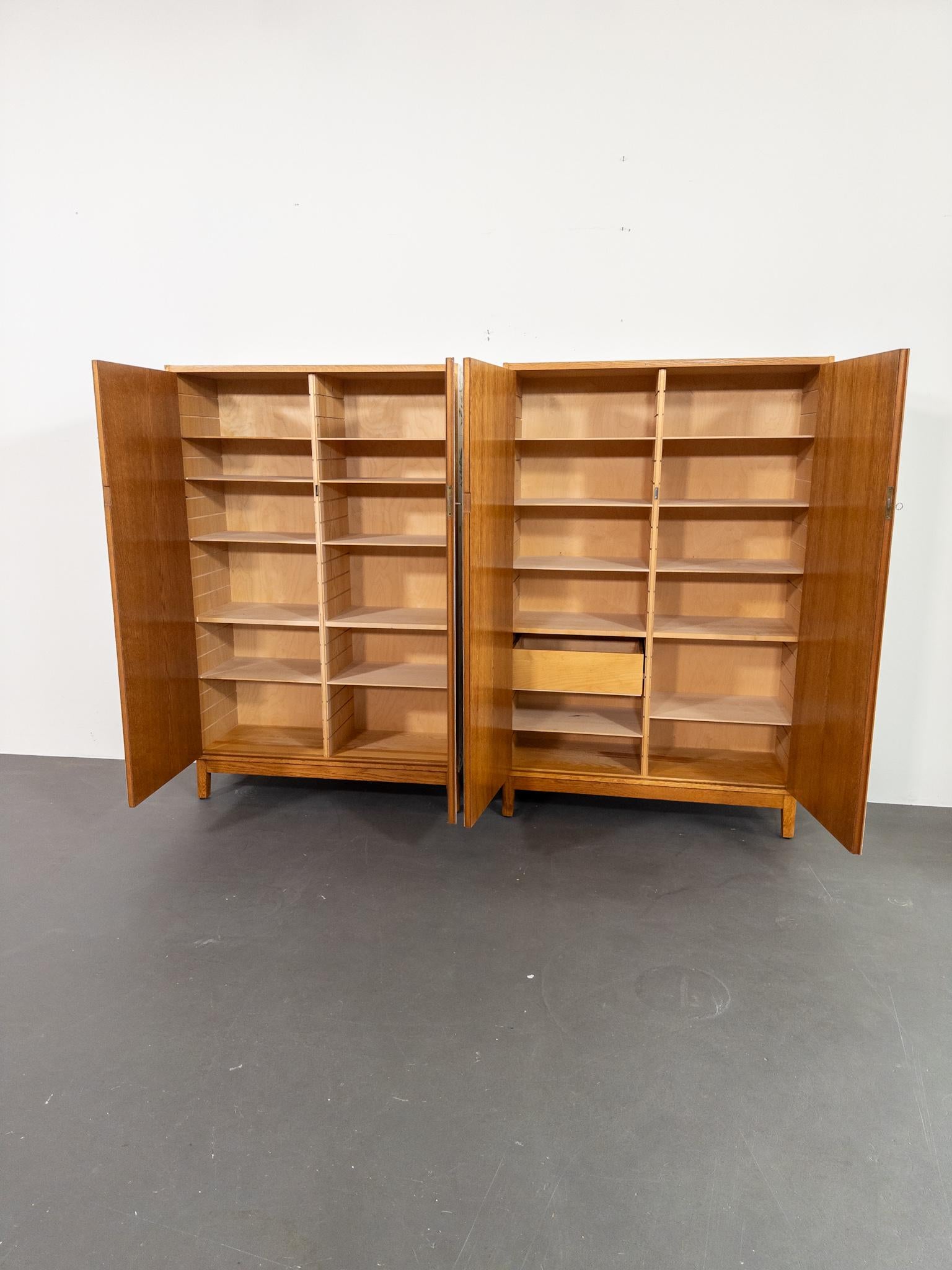 Paire d'armoires scandinaves, années 1940, inspirées par Josef Frank en vente 6
