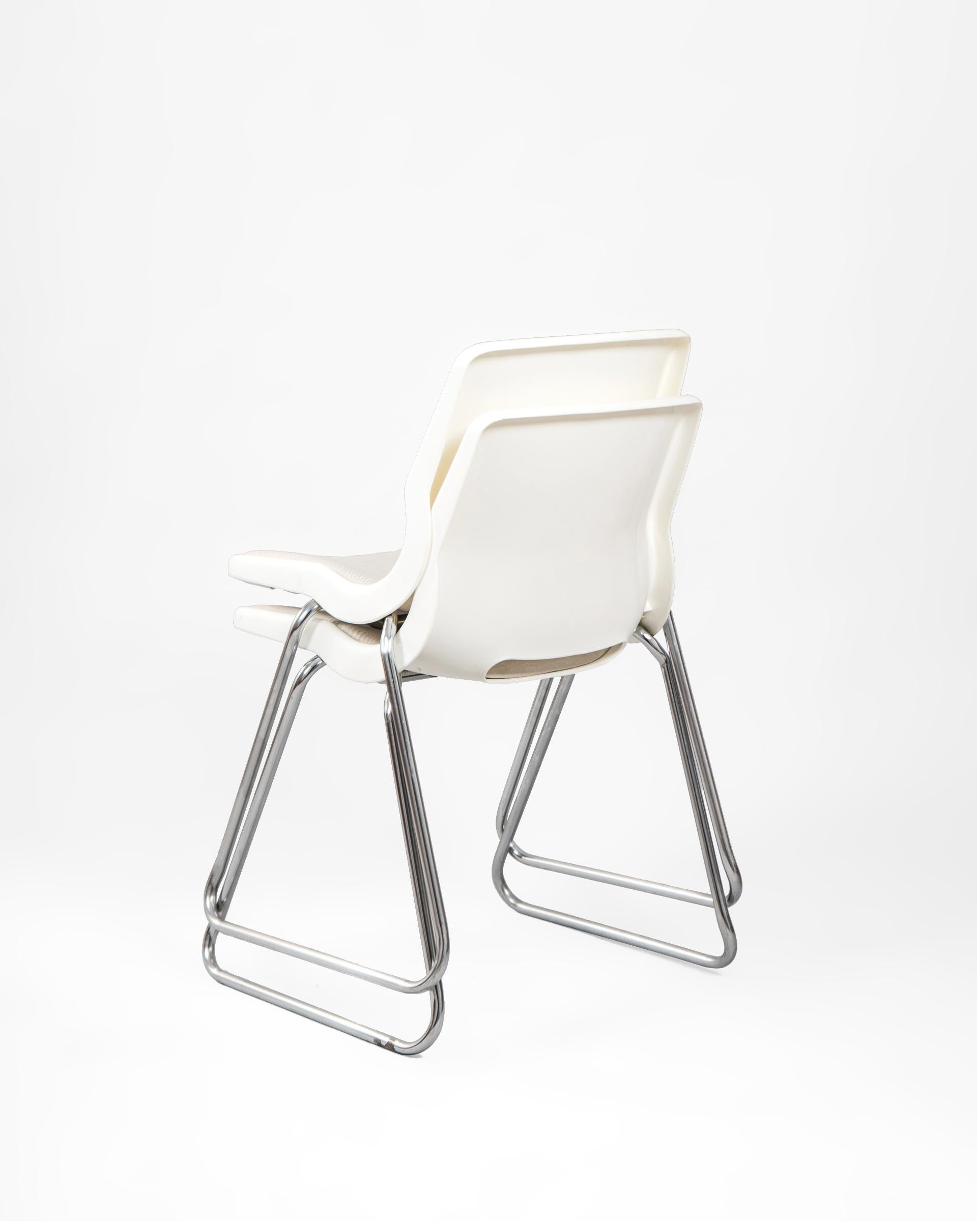 Pareja de sillas apilables diseñadas por Svante Schöblom para la firma sueca Overman en la década de los 1960’s. Aunque editadas en varios colores, el diseño en blanco se adapta a cualquier espacio y nos ofrece una mezcla perfecta entre la