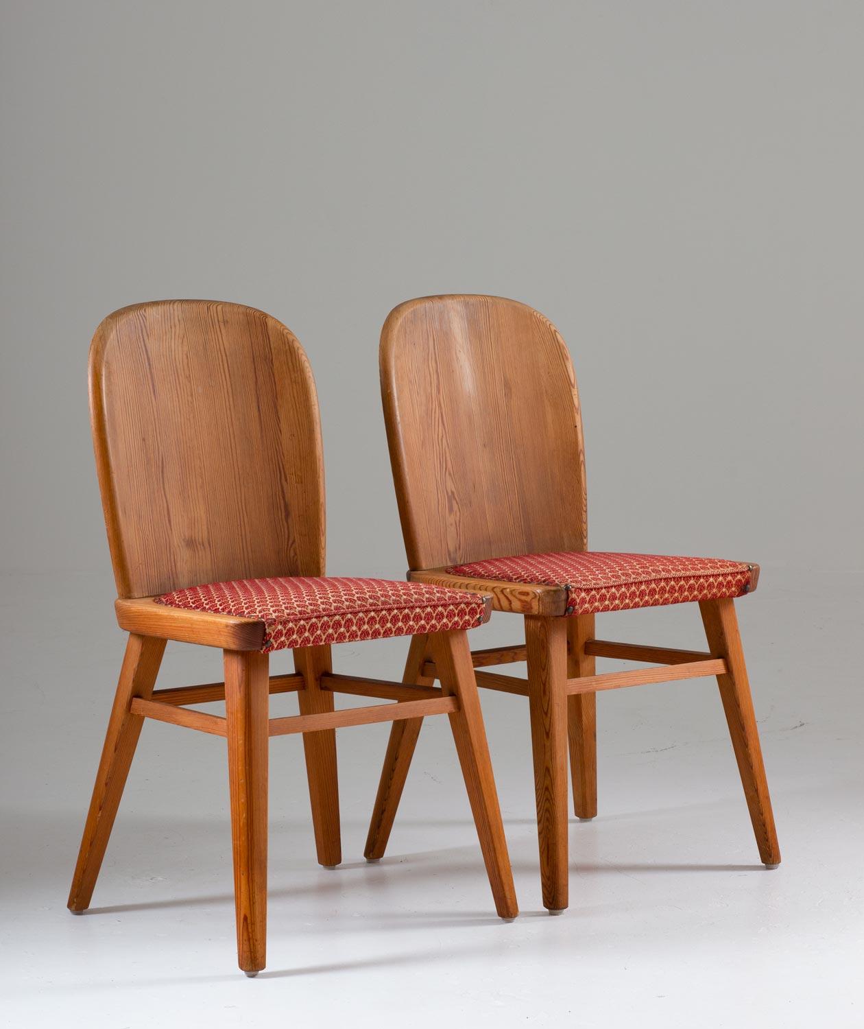Rare chairs in pine manufactured in Sweden, circa 1940.
Beautiful, high quality chairs with curved backrest and original upholstery on the seats.

Condition: Very good original condition.
 