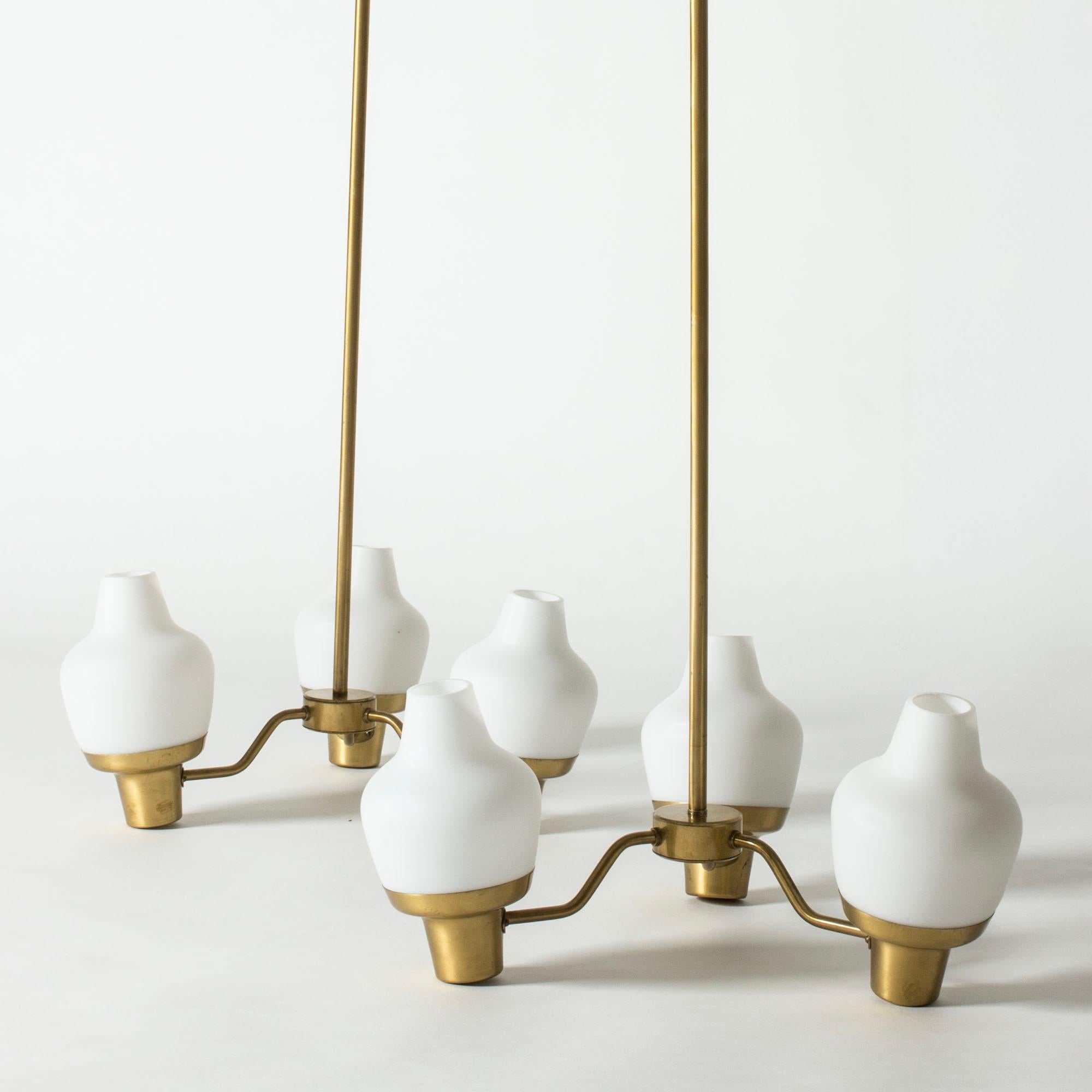Coppia di eleganti lampadari in ottone di Hans Bergström, con tre paralumi in vetro opalino ciascuno. Design elegante e modernista, luce calda quando è acceso.

Hans Bergström era il proprietario e il direttore creativo dell'azienda di illuminazione