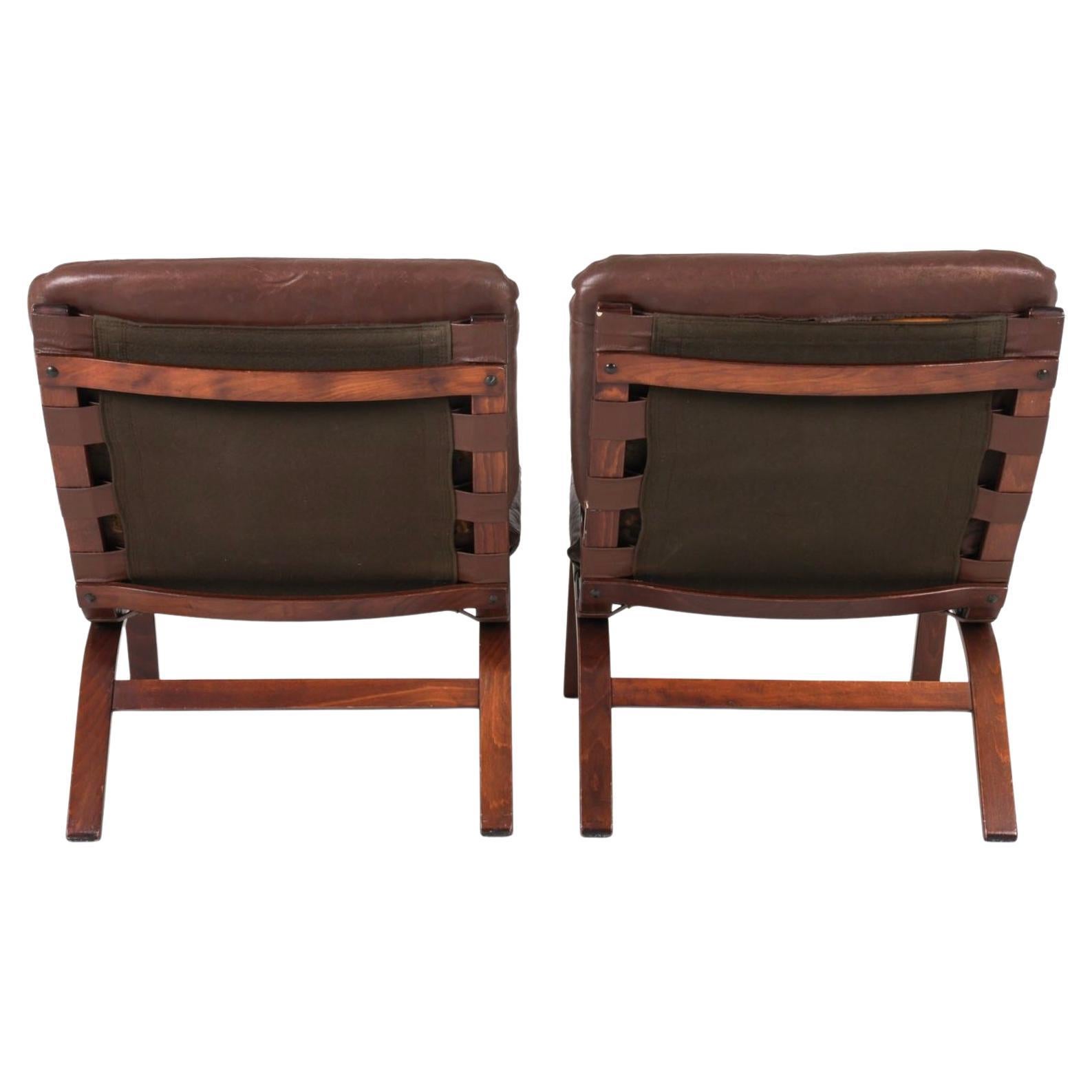 Scandinave moderne Paire de chaises de salon scandinaves en cuir brun foncé et bois courbé en vente