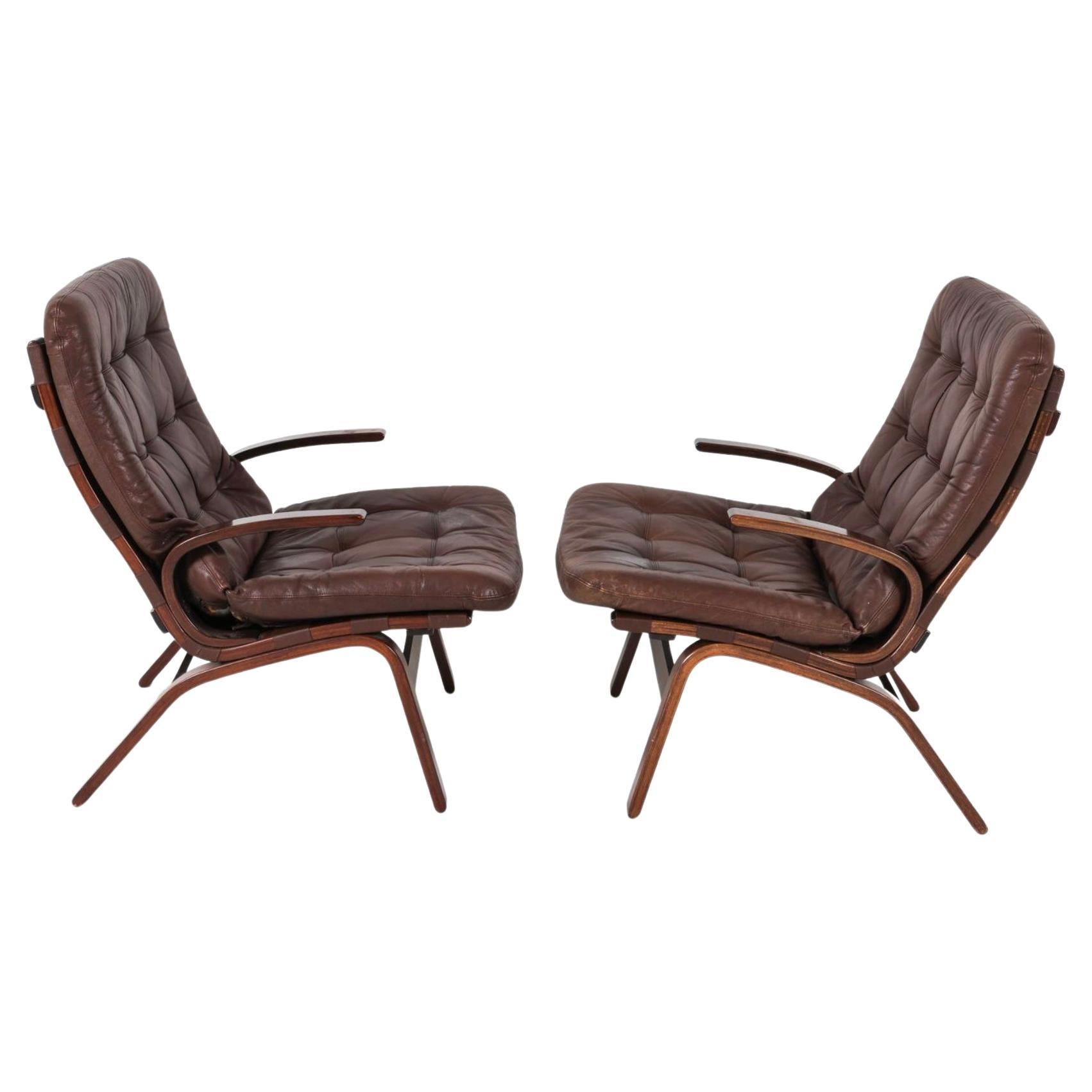 Norvégien Paire de chaises de salon scandinaves en cuir brun foncé et bois courbé en vente
