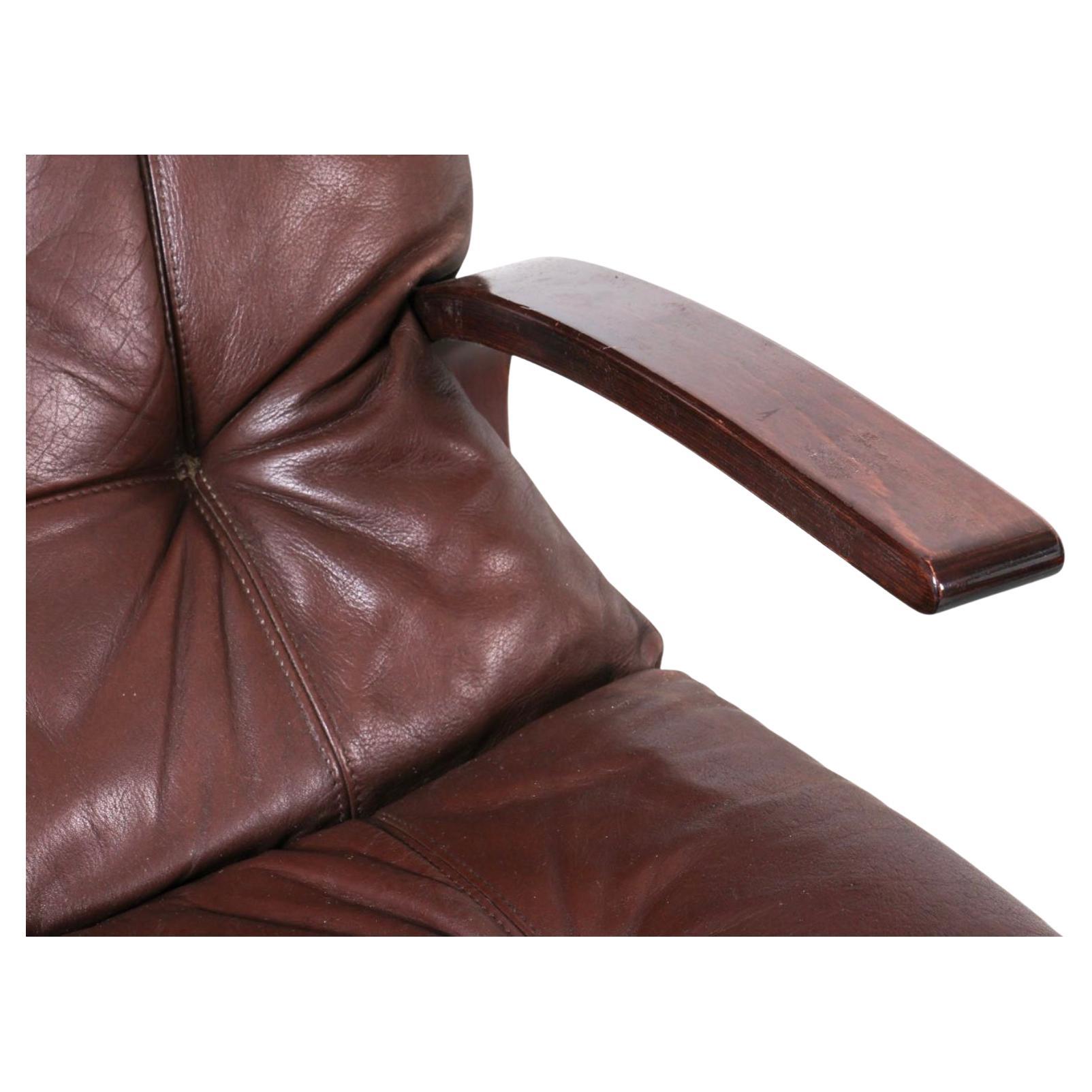 Travail du bois Paire de chaises de salon scandinaves en cuir brun foncé et bois courbé en vente
