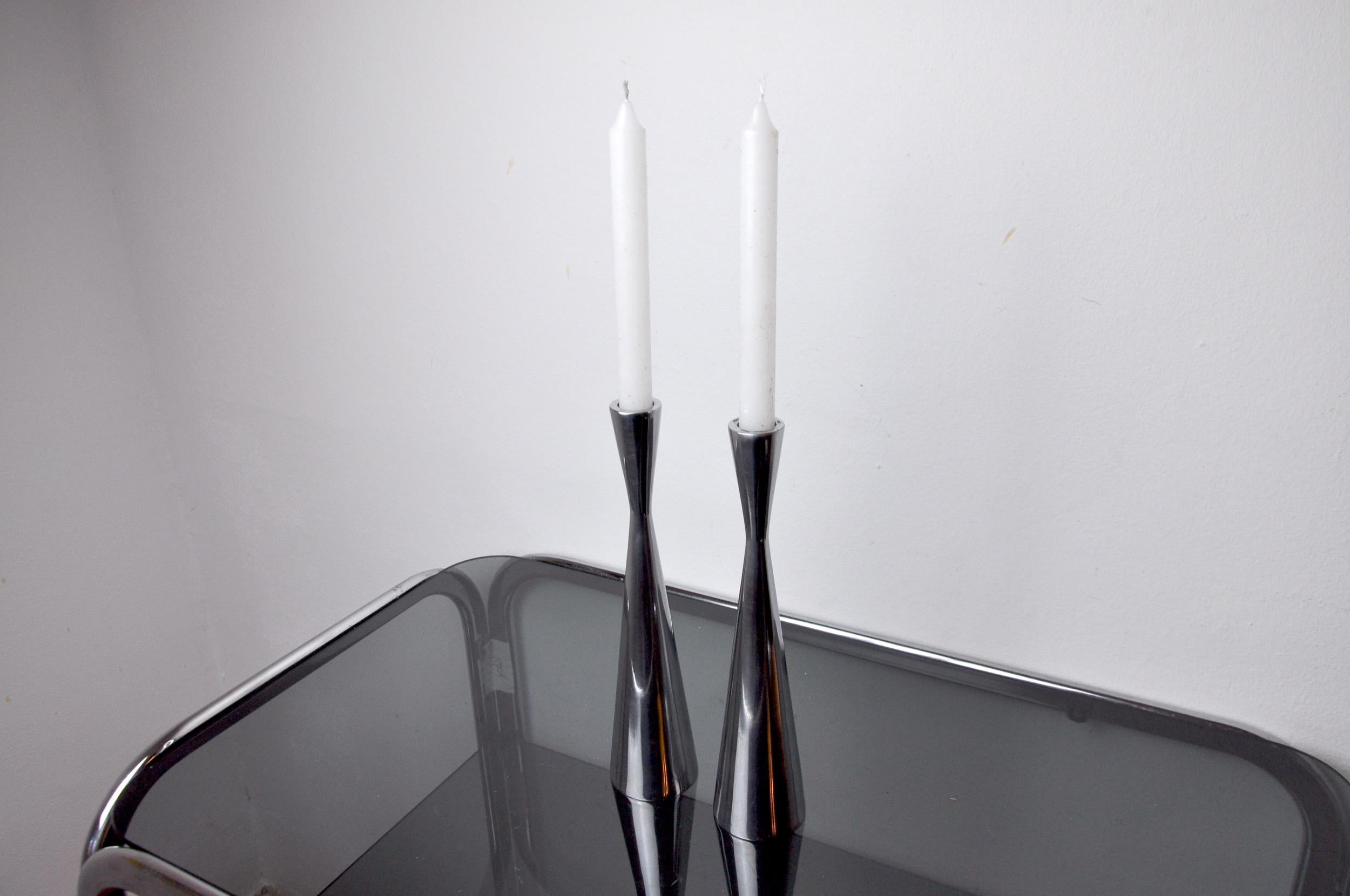 Superb pair of scandinavian diabolo candle holders designed and produced in finland in the 1970s.

Design objects in aluminum attributed to the famous finnish designer Tapio Wirkkala.

Rare design object will decorate your interior