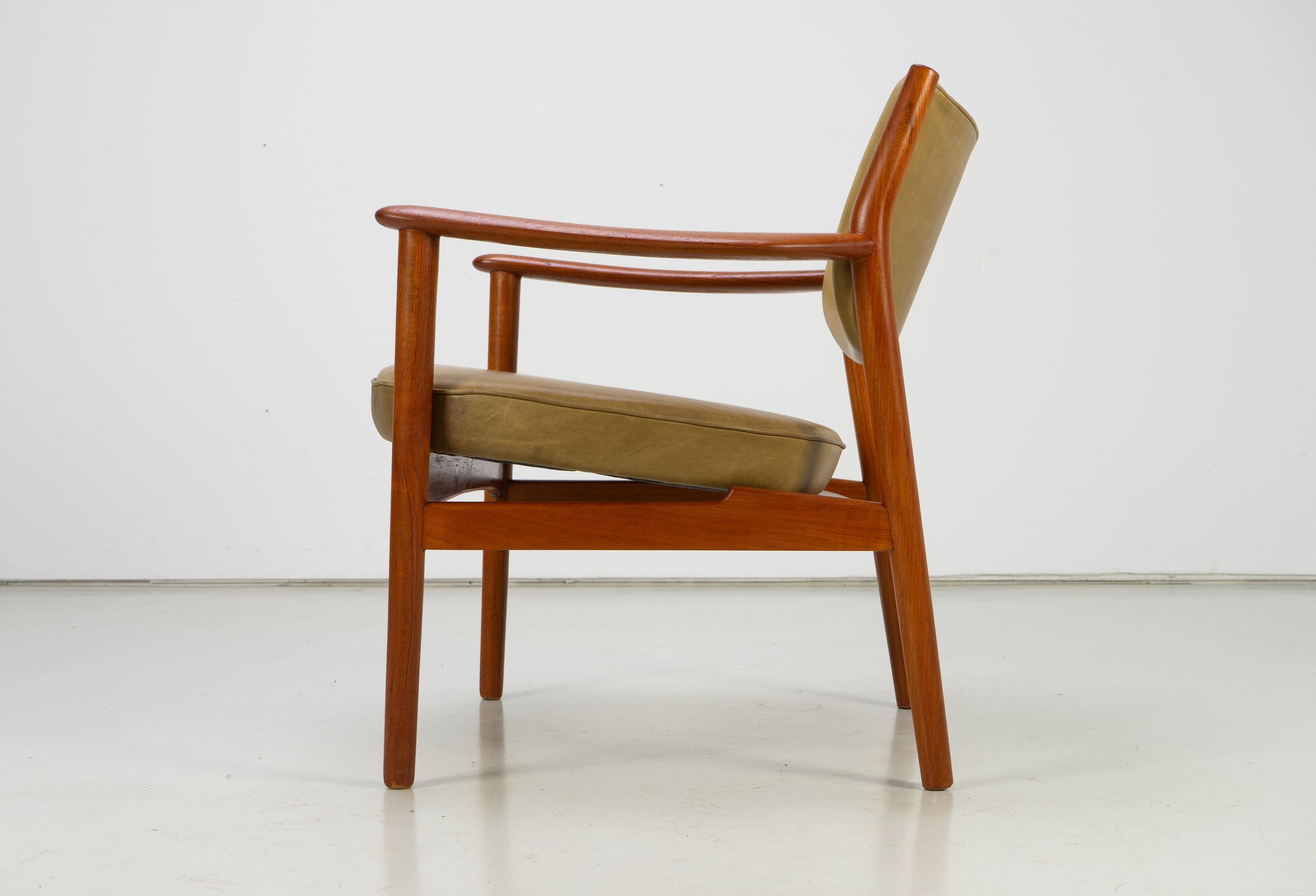 Pair of Scandinavian Easy Chairs with Teak and Leather by Westnofa, 1960s For Sale 4