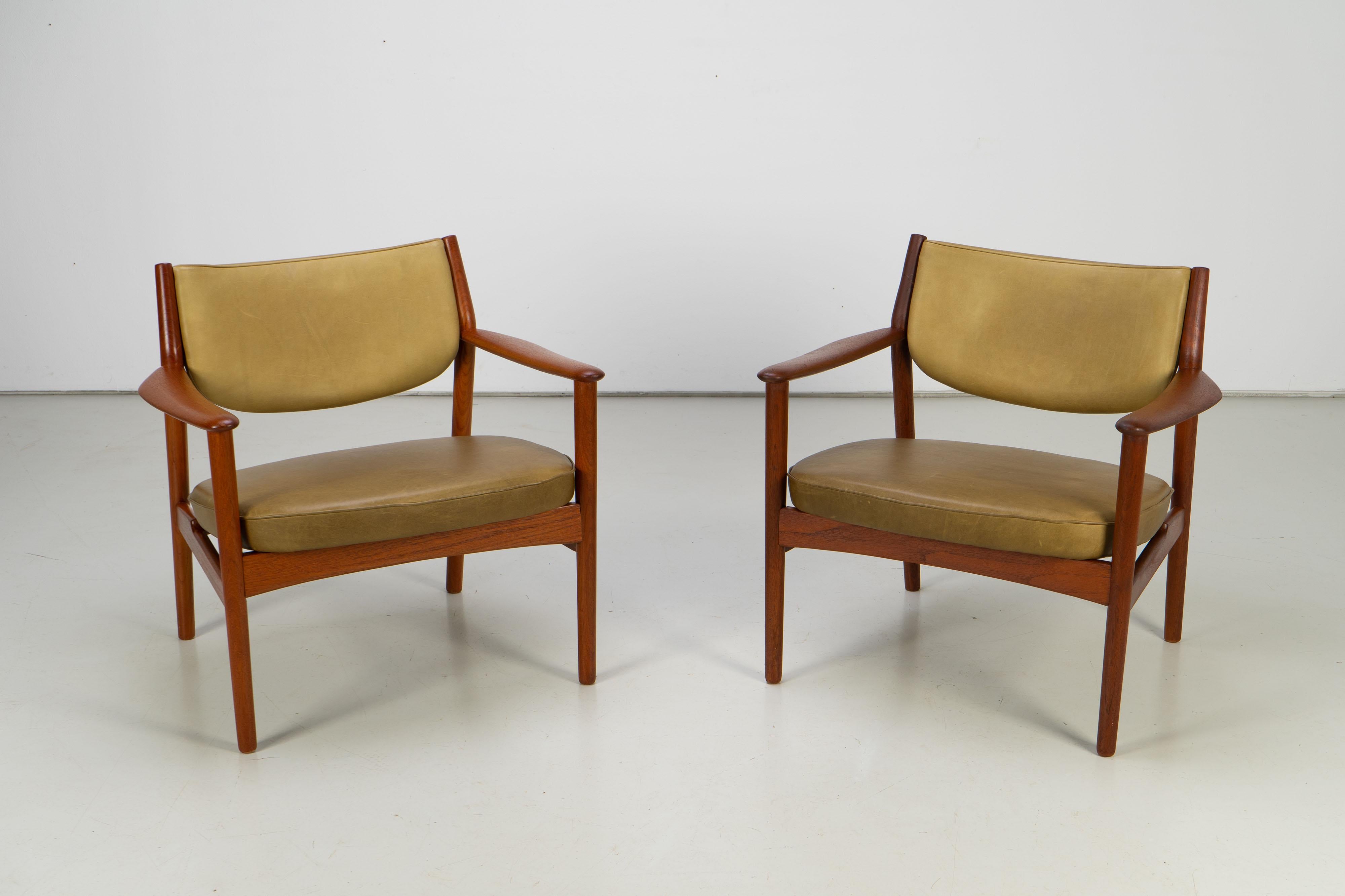 Scandinavian Modern Pair of Scandinavian Easy Chairs with Teak and Leather by Westnofa, 1960s For Sale