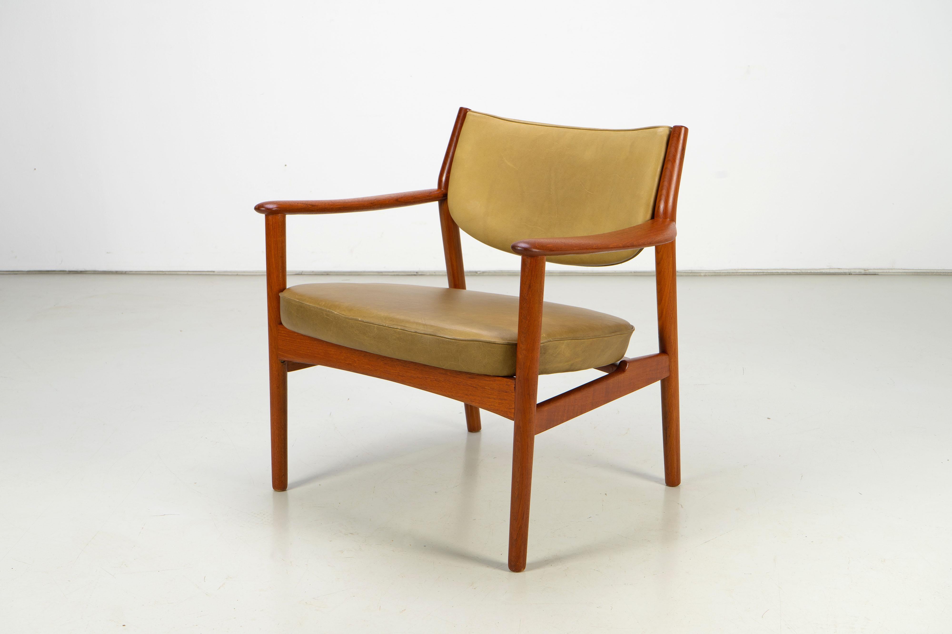Cuir Paire de fauteuils scandinaves en teck et cuir par Westnofa, années 1960 en vente