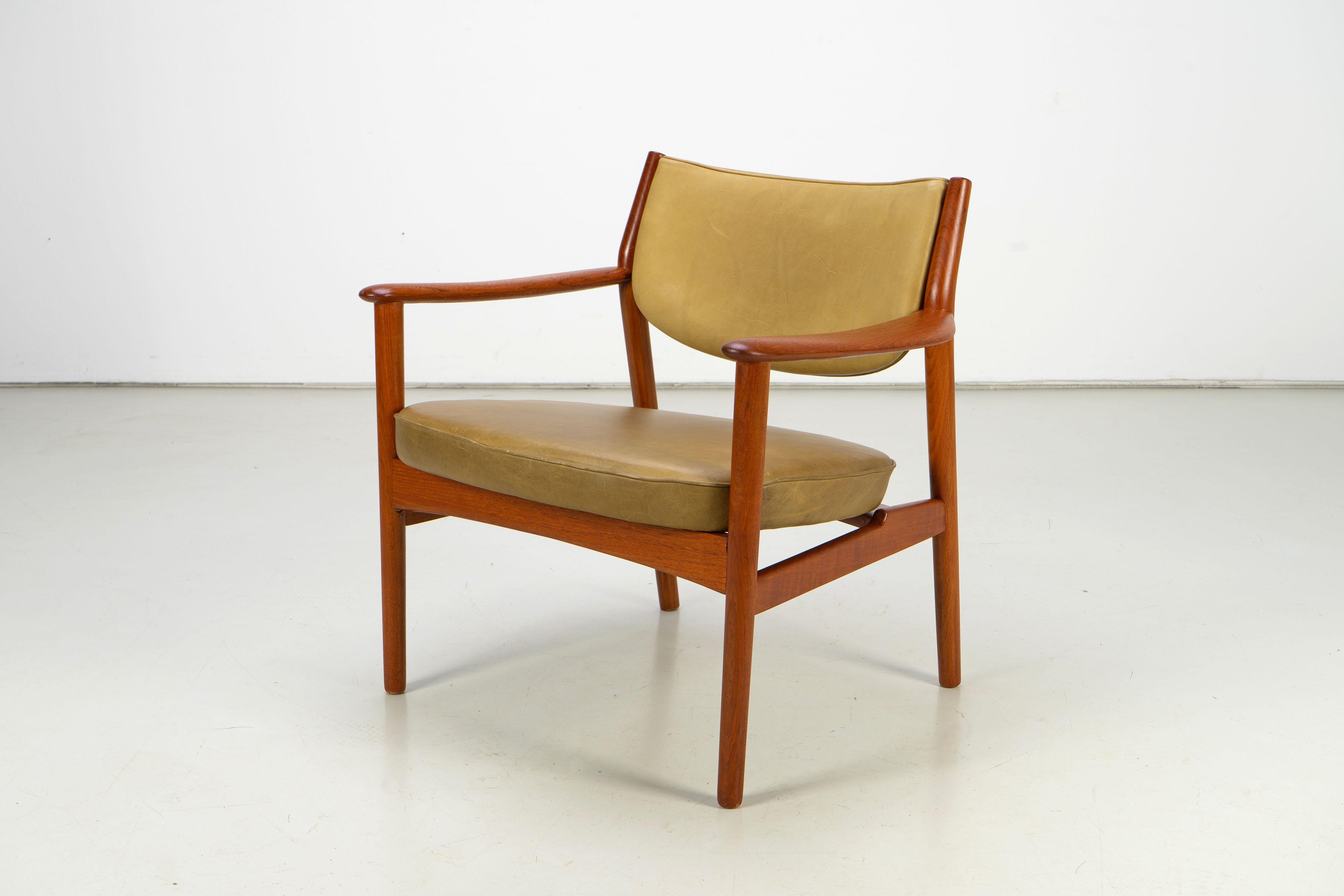 XX secolo Coppia di poltrone scandinave in teak e pelle di Westnofa, anni '60 in vendita