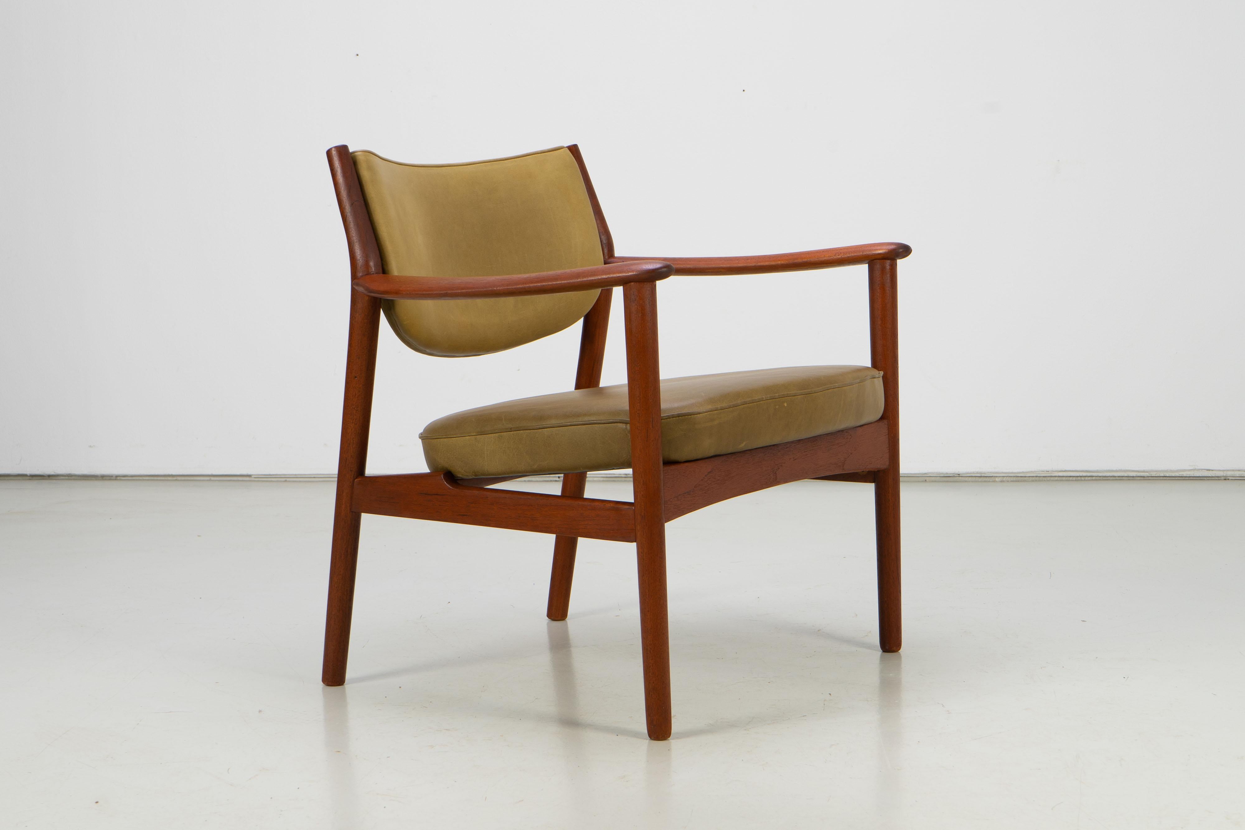 Paire de fauteuils scandinaves en teck et cuir par Westnofa, années 1960 en vente 1