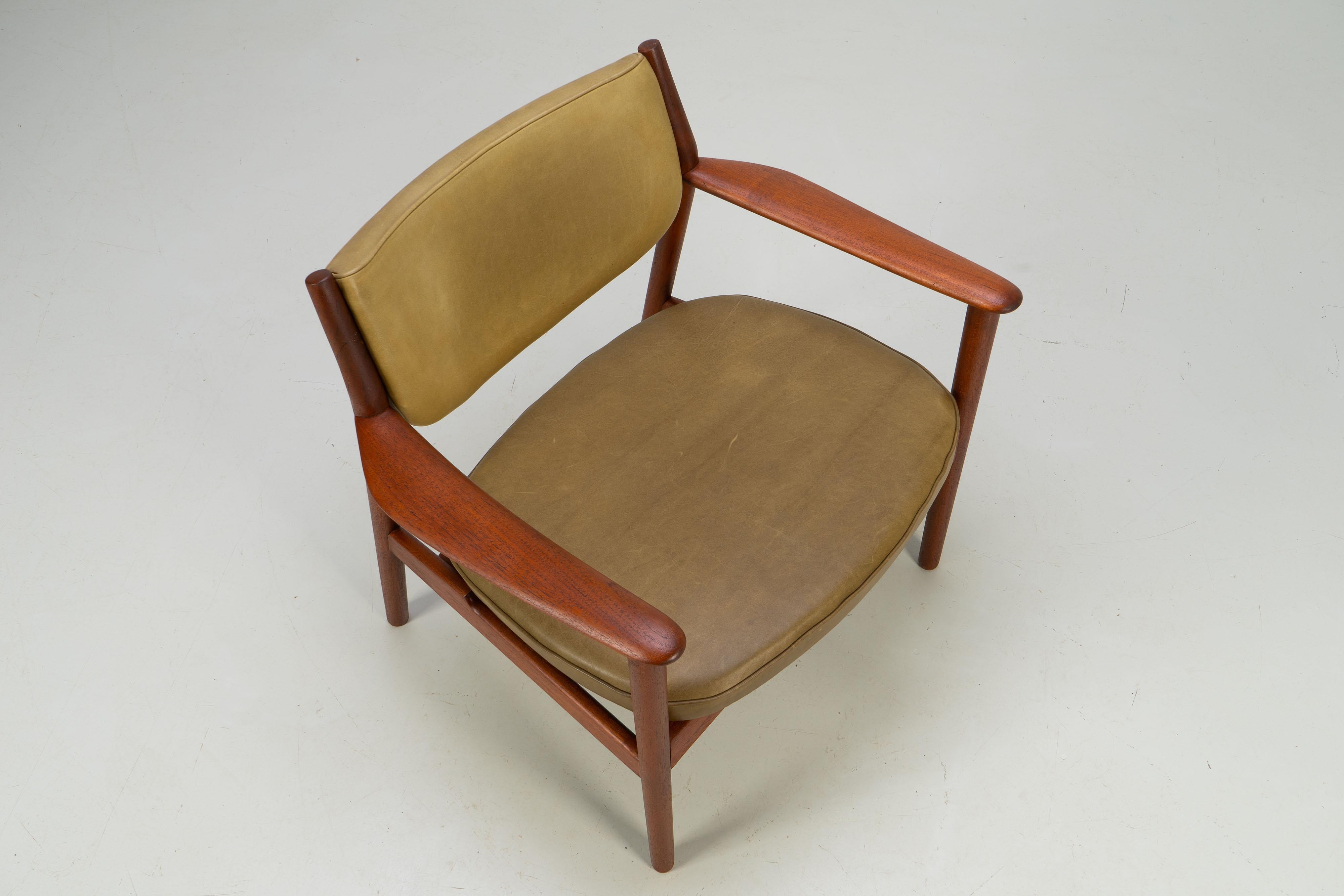 Paire de fauteuils scandinaves en teck et cuir par Westnofa, années 1960 en vente 2