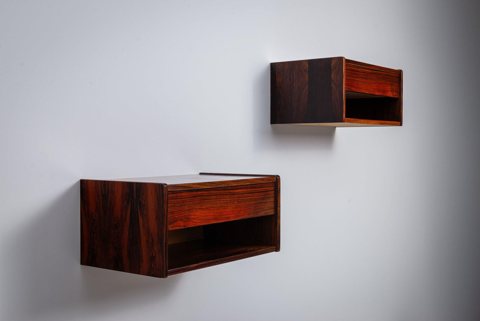 Bellissima coppia di comodini galleggianti scandinavi realizzati in Danimarca nel 1960 circa. Incarna la raffinata semplicità e la maestria del design danese di metà secolo.

Ogni pezzo è realizzato in legno di palissandro riccamente strutturato,