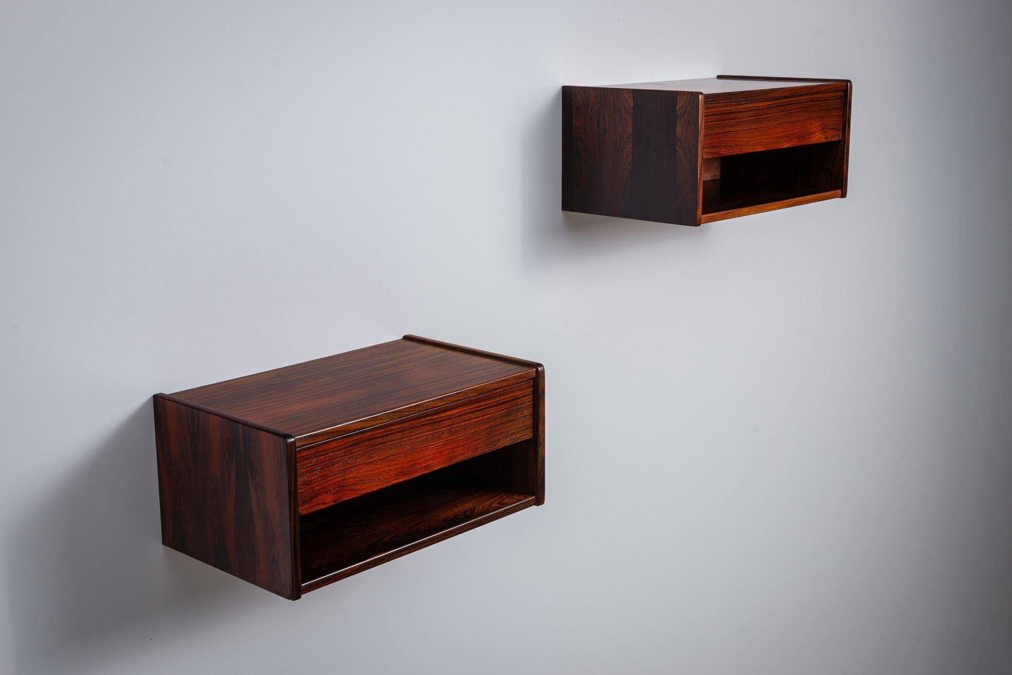 Scandinavo moderno Coppia di comodini galleggianti scandinavi in palissandro Danimarca 1960 in vendita