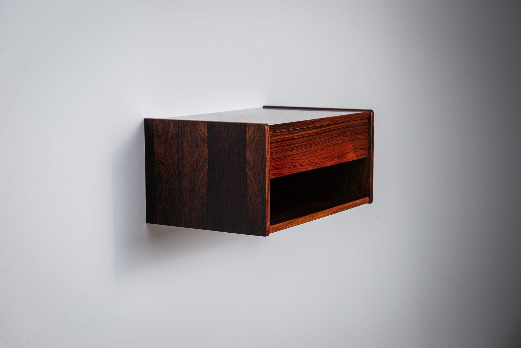 Danese Coppia di comodini galleggianti scandinavi in palissandro Danimarca 1960 in vendita