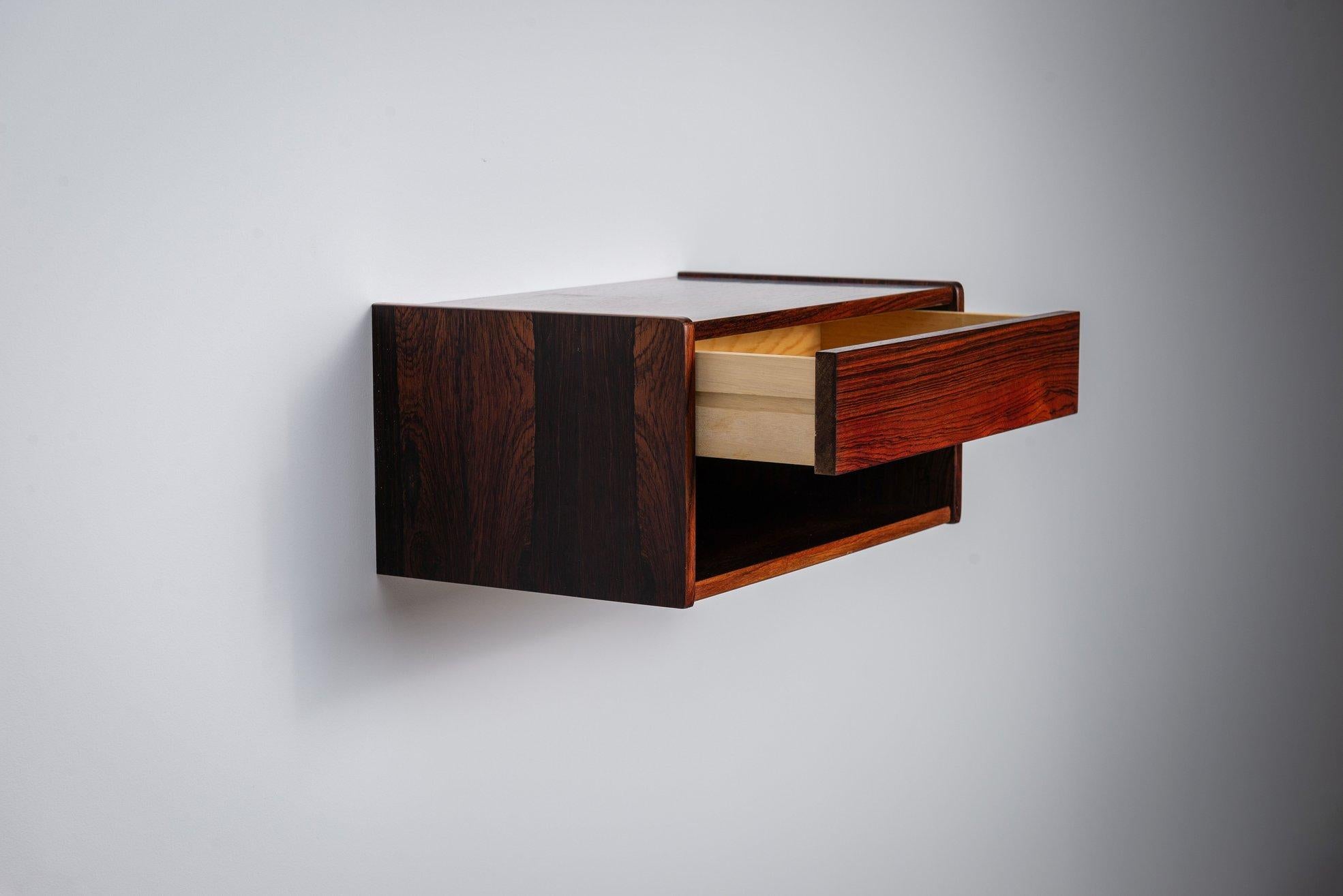 Coppia di comodini galleggianti scandinavi in palissandro Danimarca 1960 In condizioni buone in vendita a Etten-Leur, NL