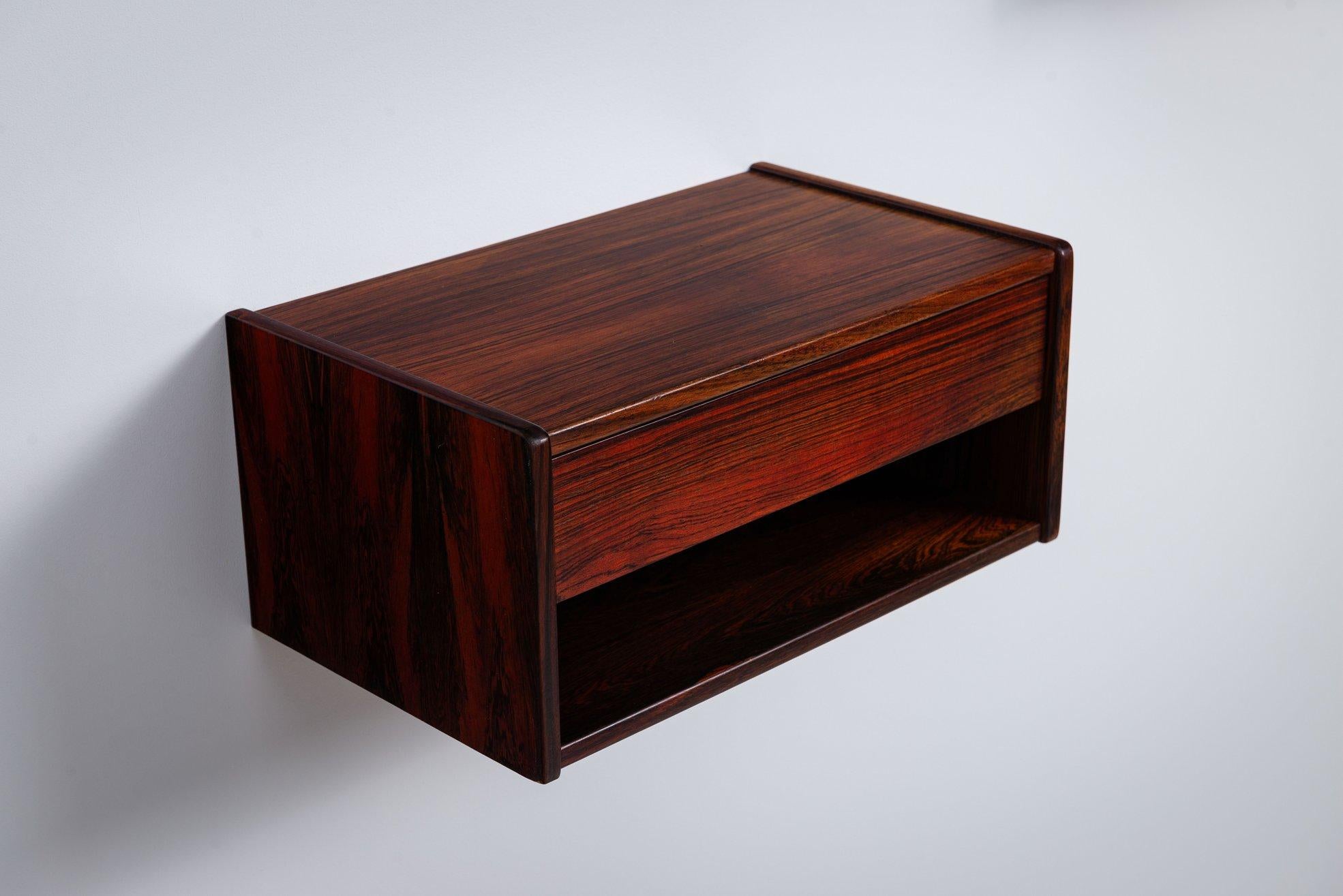 Metà XX secolo Coppia di comodini galleggianti scandinavi in palissandro Danimarca 1960 in vendita