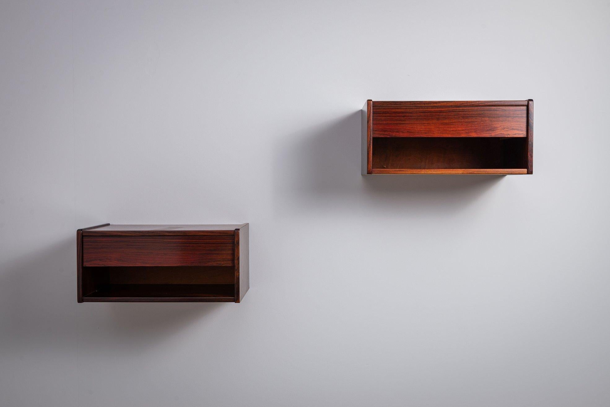 Palissandro Coppia di comodini galleggianti scandinavi in palissandro Danimarca 1960 in vendita