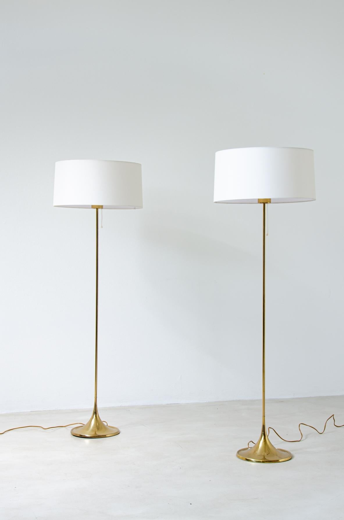 Paire d'élégantes lampes en laiton avec abat-jour en tissu.

Produit par Bergboms, Suède, années 1960.