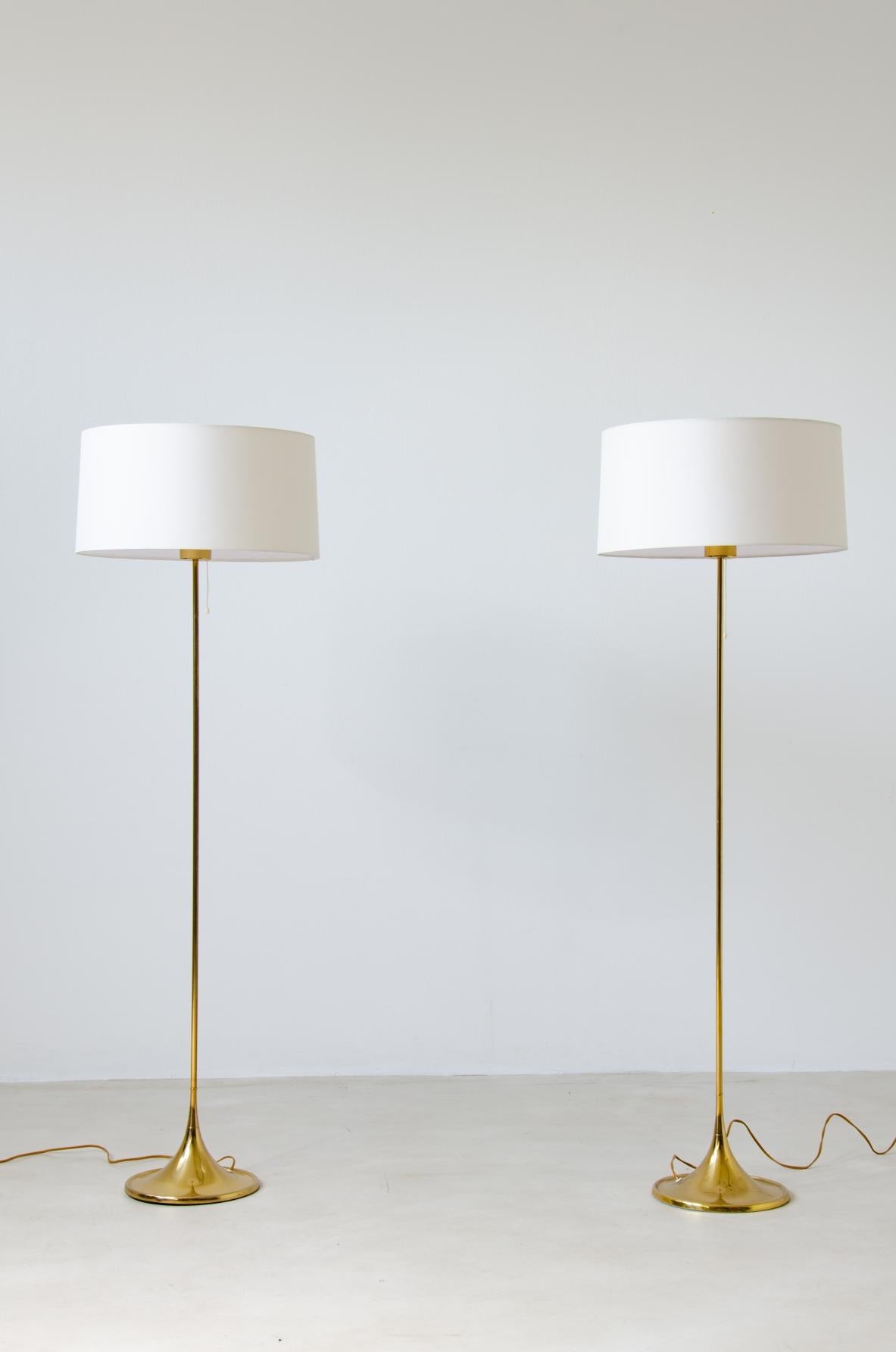 Mid-Century Modern Paire de lampadaires scandinaves en laiton en vente