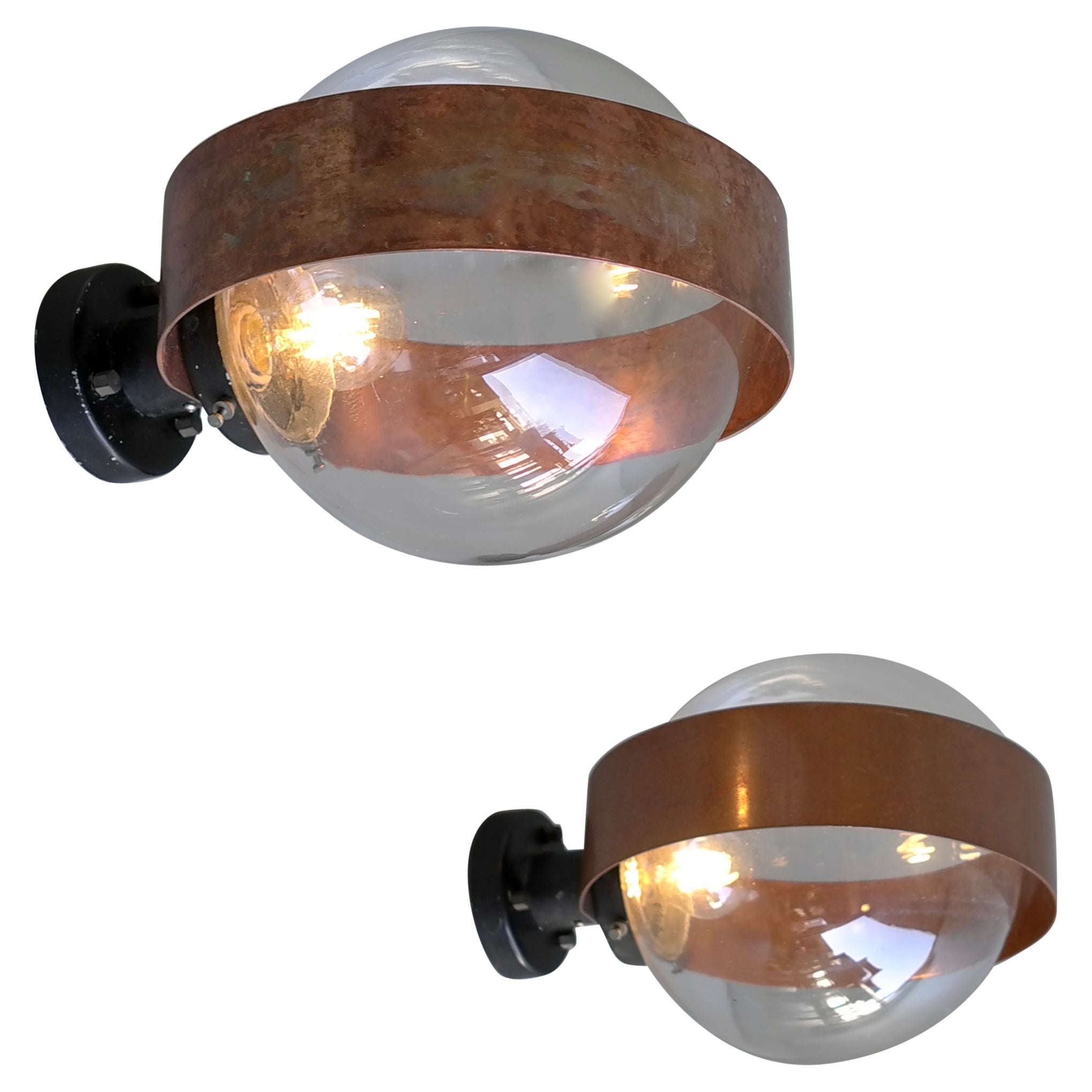Coppia di lampade da parete scandinave a sfera in vetro con cerchi in rame patinato, anni '60 in vendita