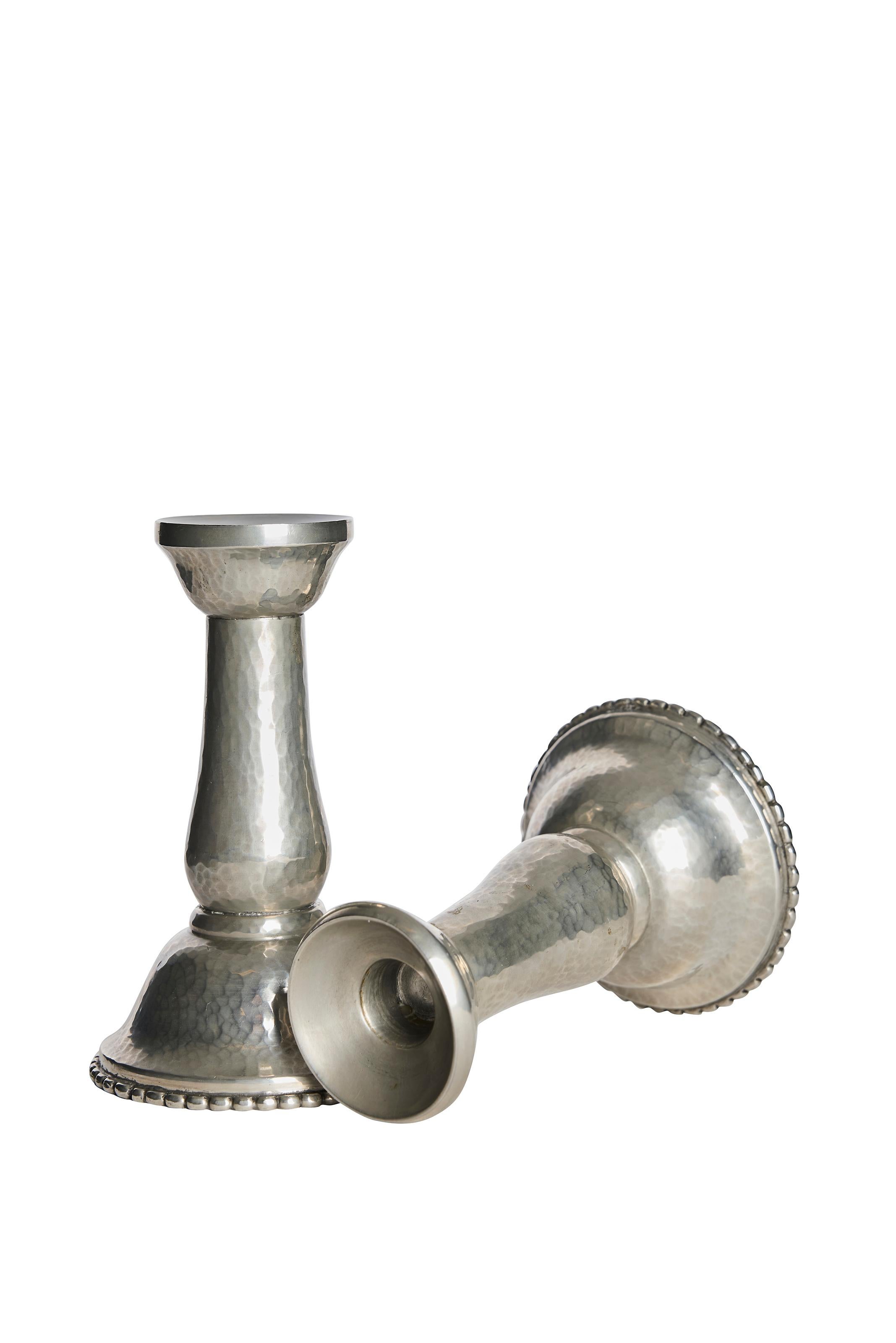 Art Déco Coppia di candelieri scandinavi in peltro martellato a mano di Kunst Tinn, anni '30 in vendita