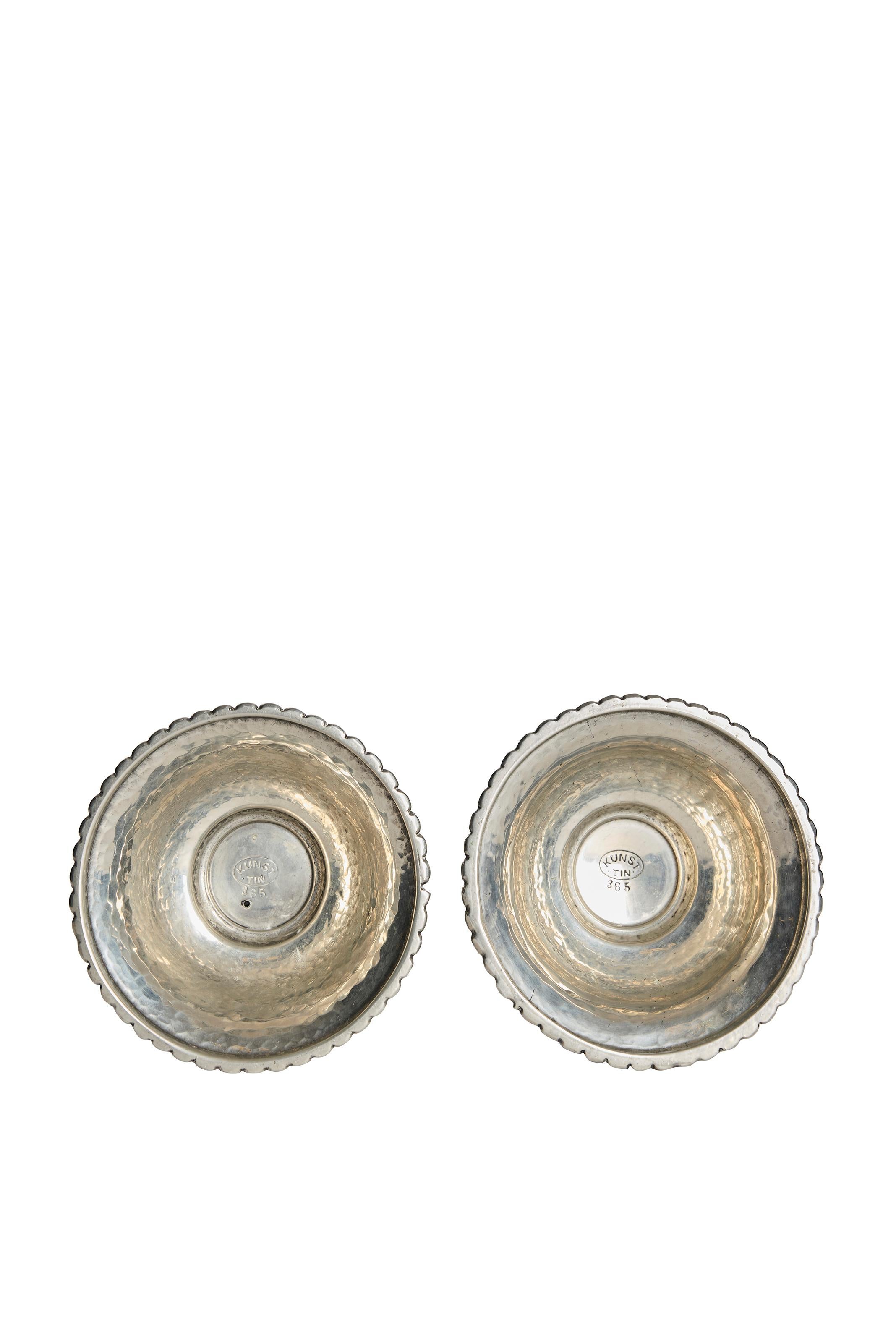 Danese Coppia di candelieri scandinavi in peltro martellato a mano di Kunst Tinn, anni '30 in vendita