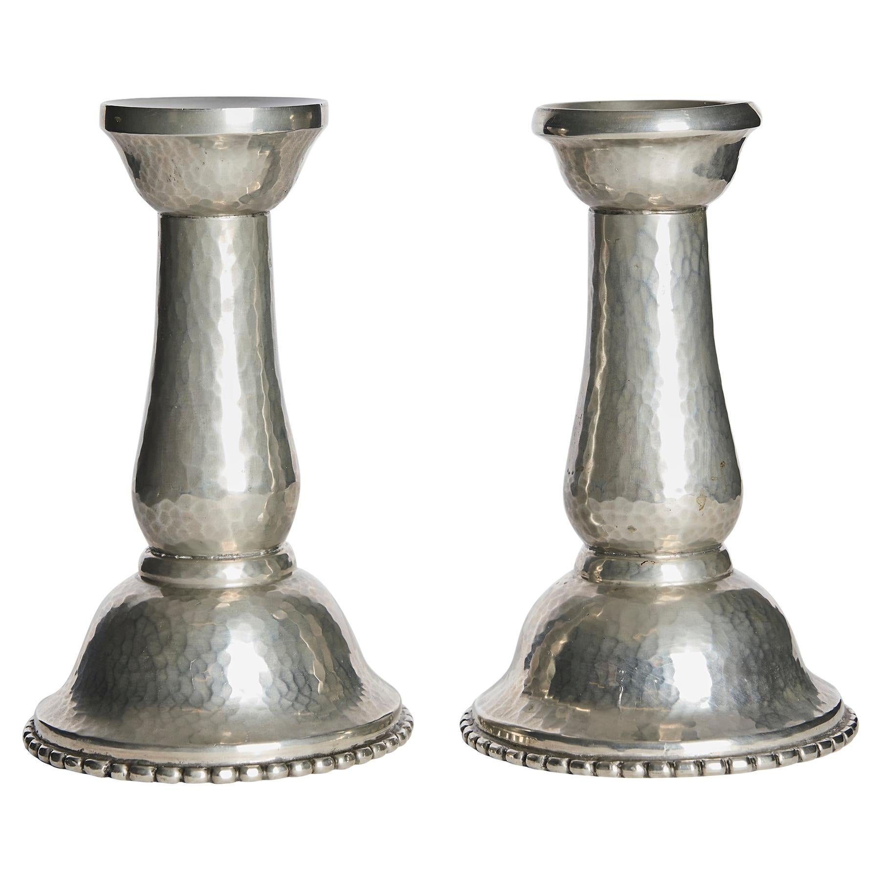 Coppia di candelieri scandinavi in peltro martellato a mano di Kunst Tinn, anni '30