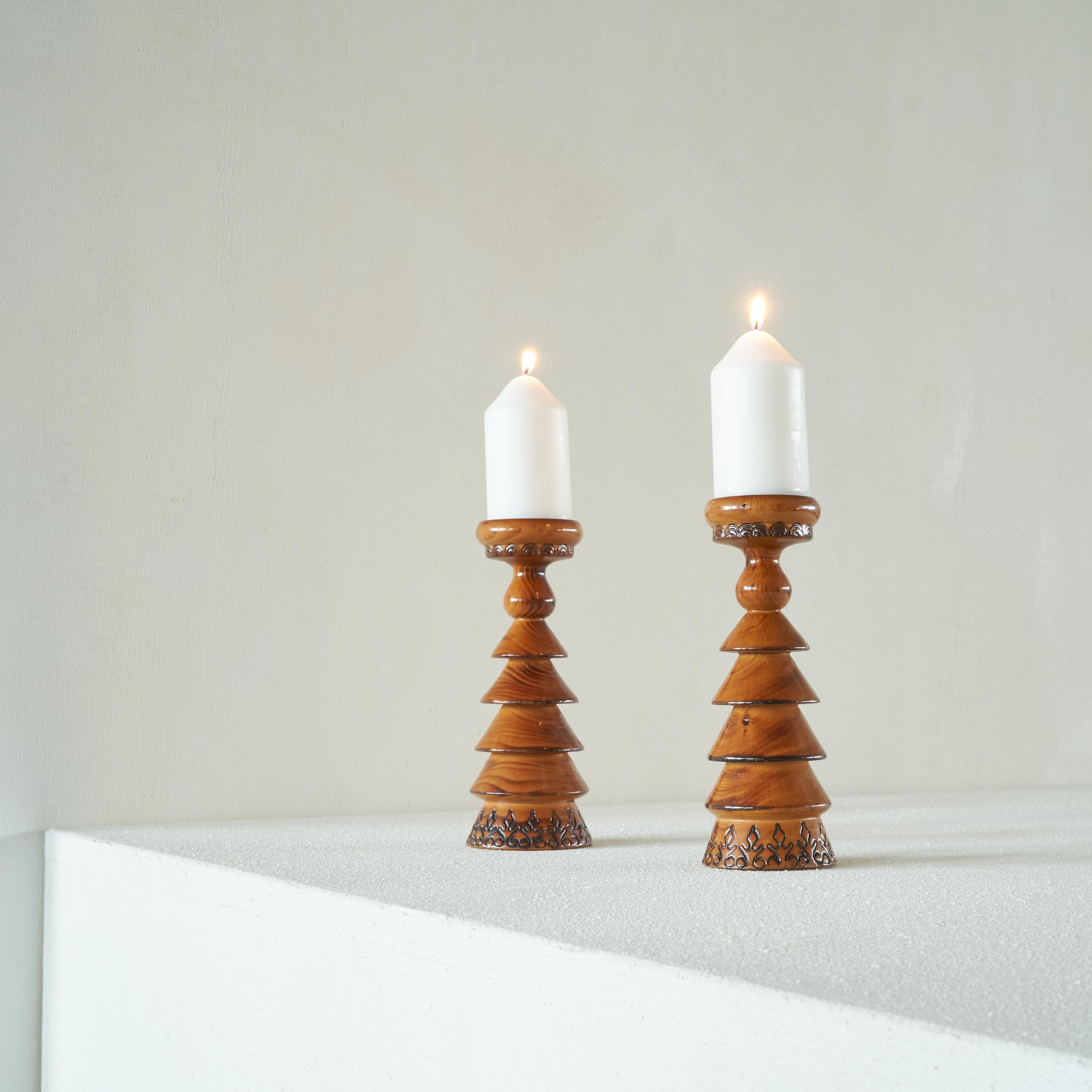 Pair of lacquered Scandinavian wooden candlesticks. Pine, mid 20th century.

A beautiful pair of remarkable and special candlesticks. Made of pine and lacquered in thick and glossy manner with a beautiful craquelé viewed up close. The color and