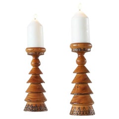 Paire de chandeliers scandinaves en bois laqué