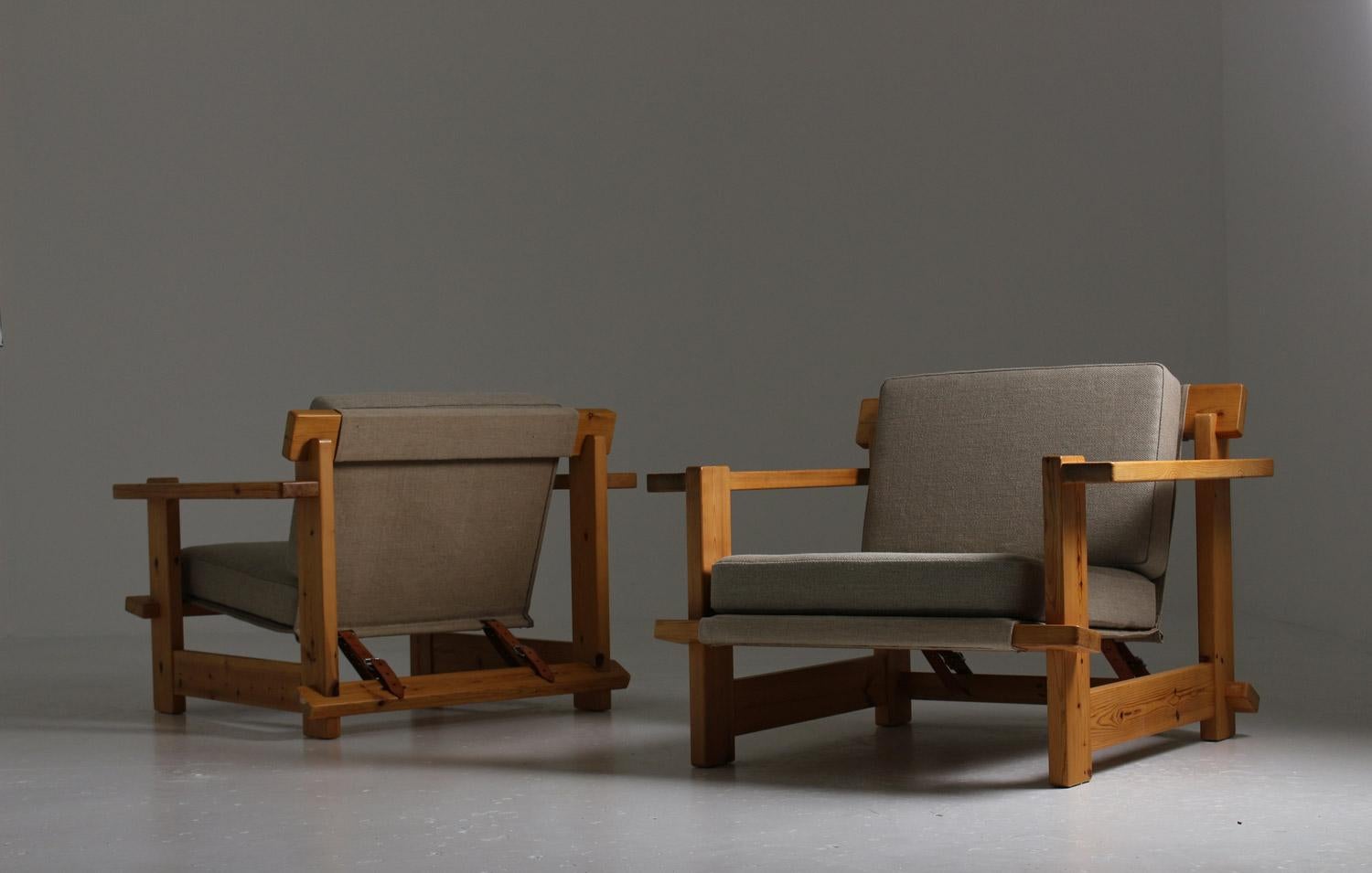 Pair of 1970s lounge chairs in pine by unknown Swedish manufacturer.
This lounge chairs are a great example of Scandinavian 1970s brutalistic pine furniture. The design is quite genius, with only the leather straps holding the chairs
