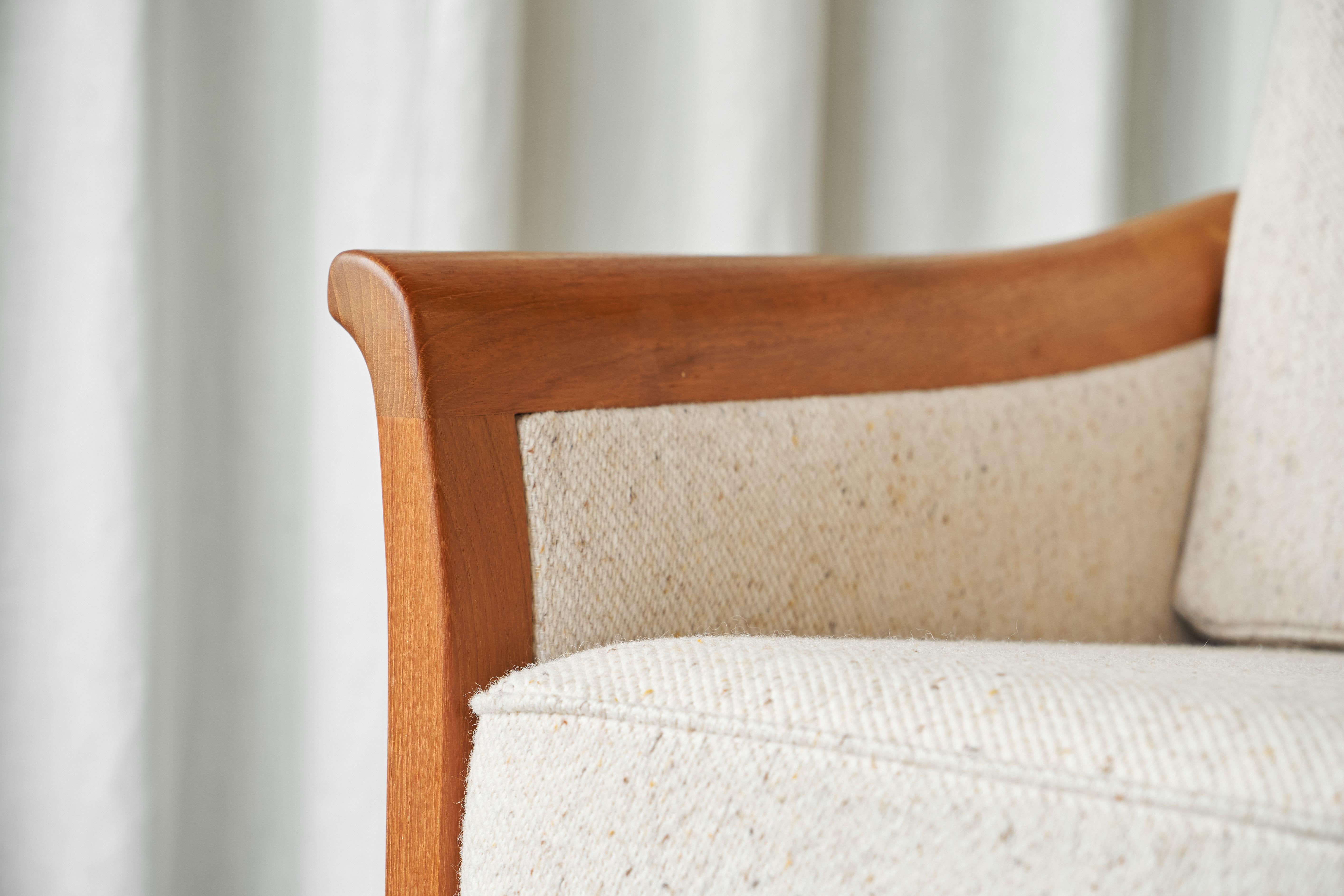 Paire de chaises longues scandinaves en laine avec pouf des années 1960 en vente 2