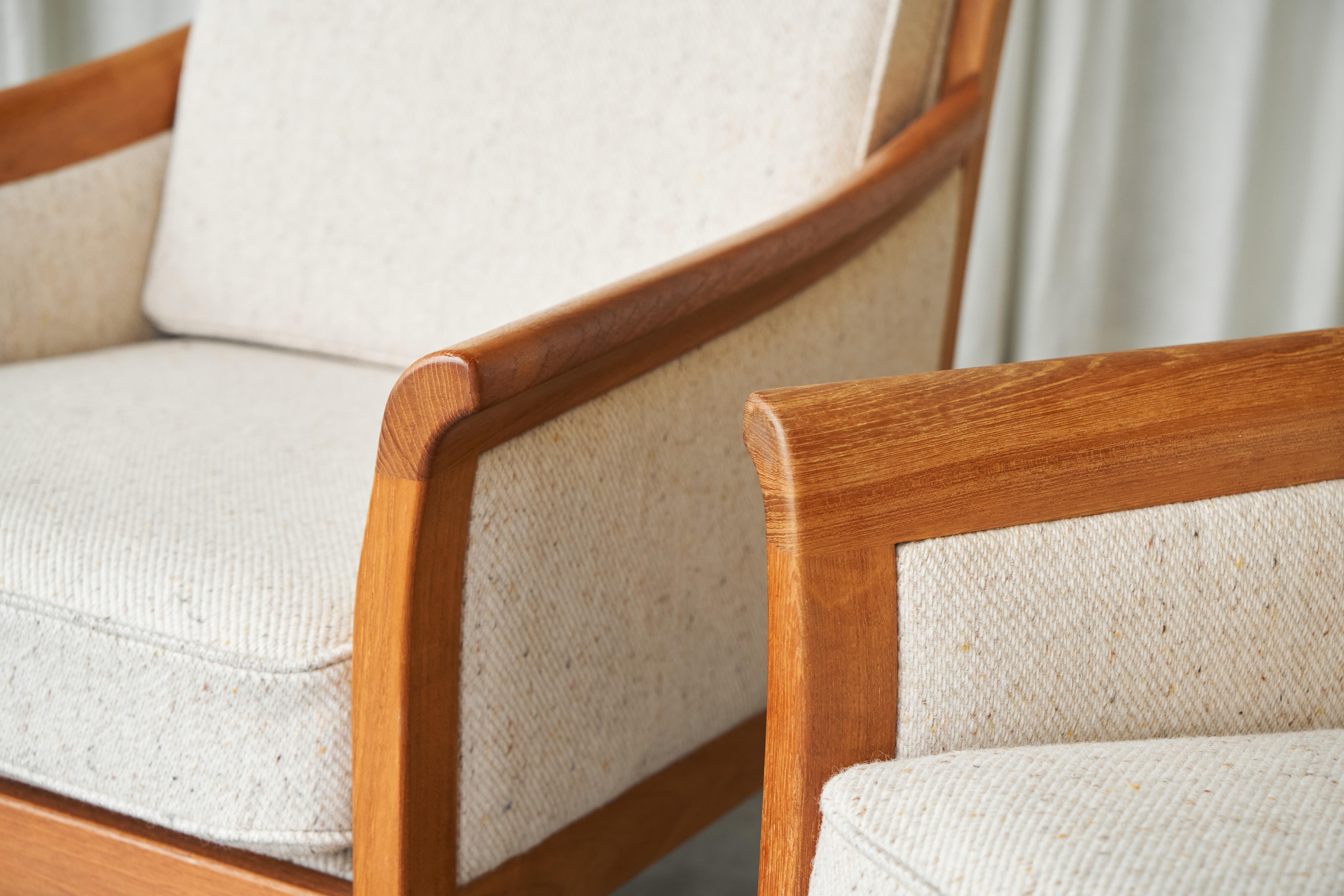 Paire de chaises longues scandinaves en laine avec pouf des années 1960 en vente 6