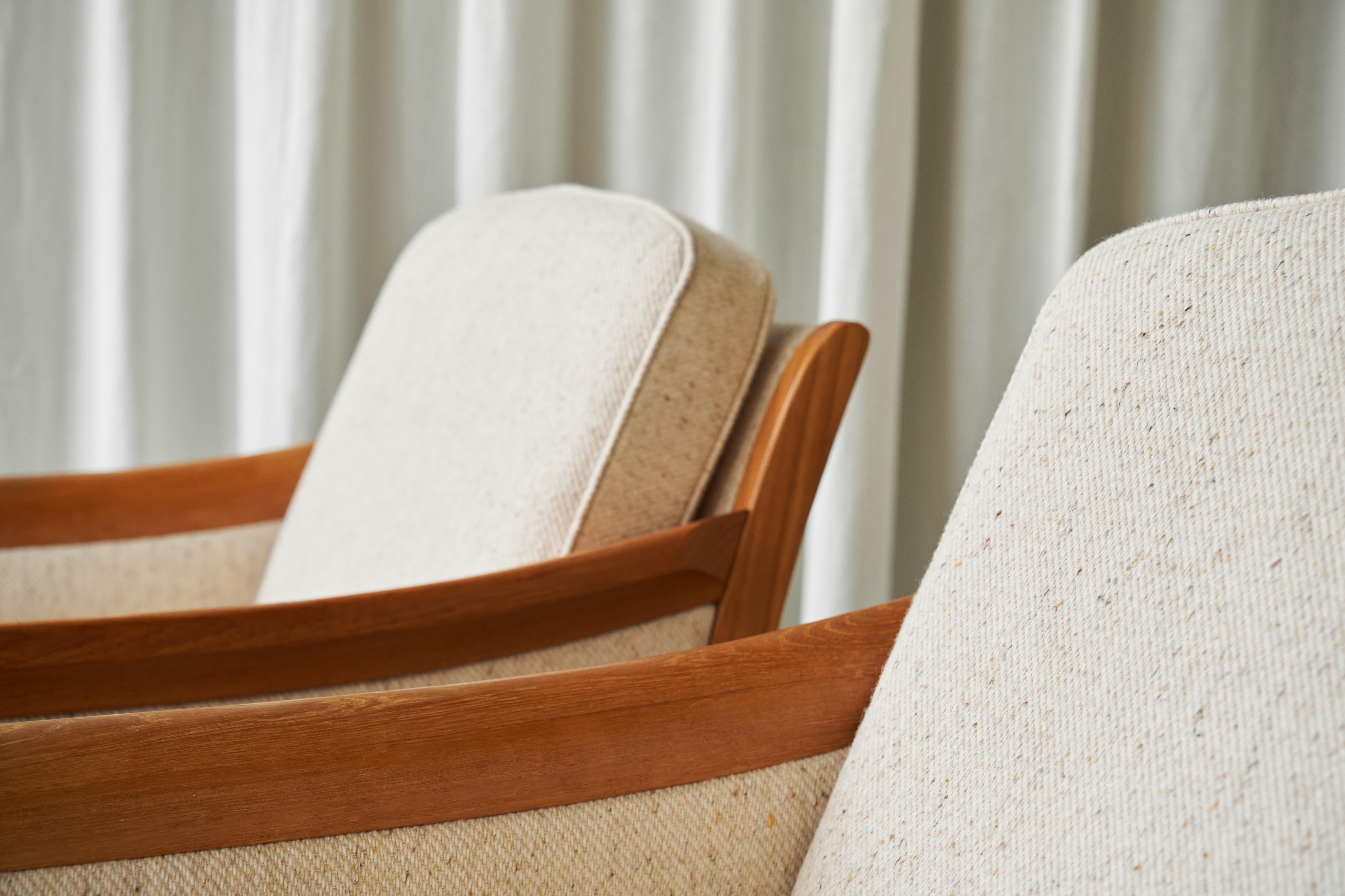Paire de chaises longues scandinaves en laine avec pouf des années 1960 en vente 7