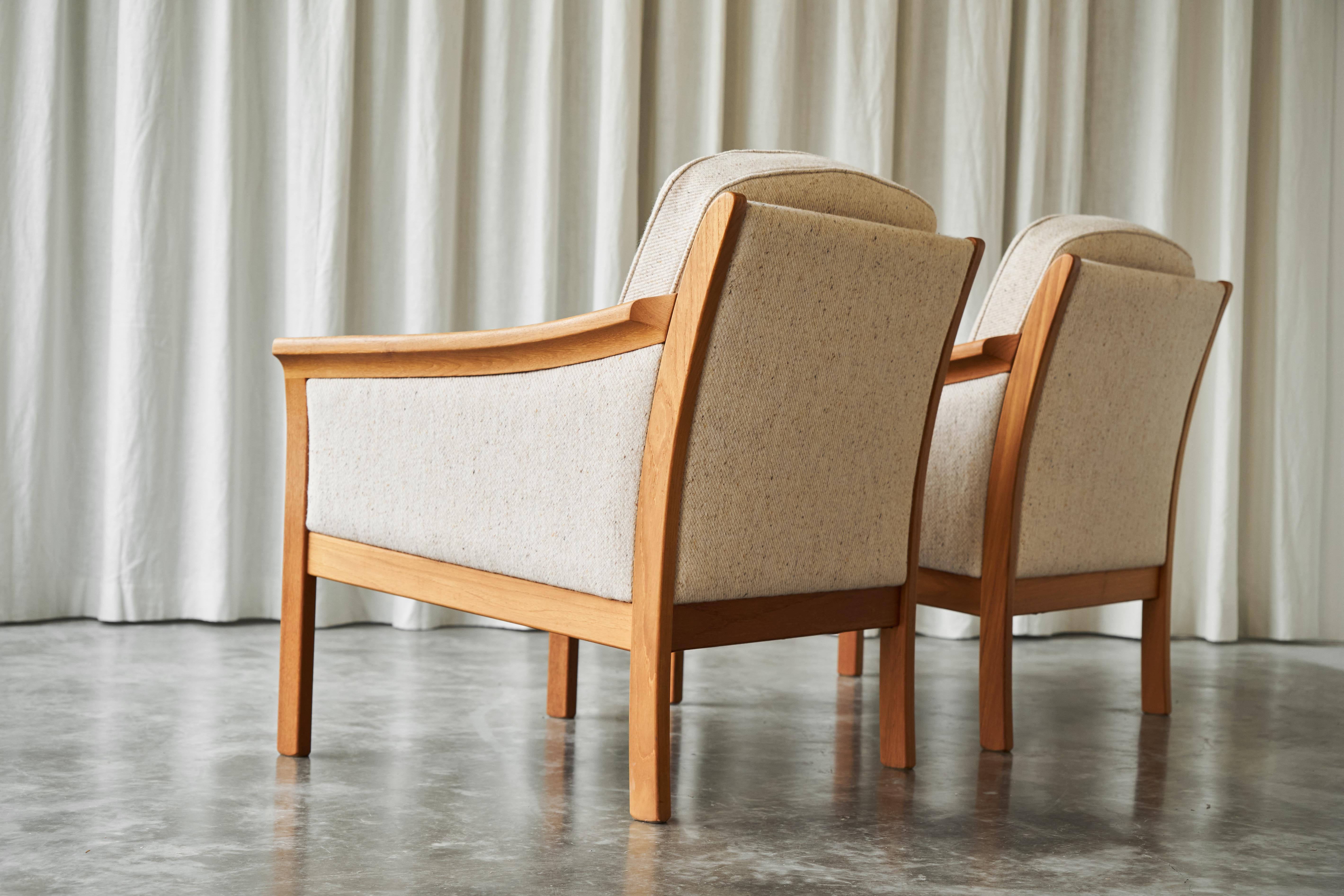 Pair of Scandinavian Lounge Chairs in Wool with Ottoman 1960s For Sale 9