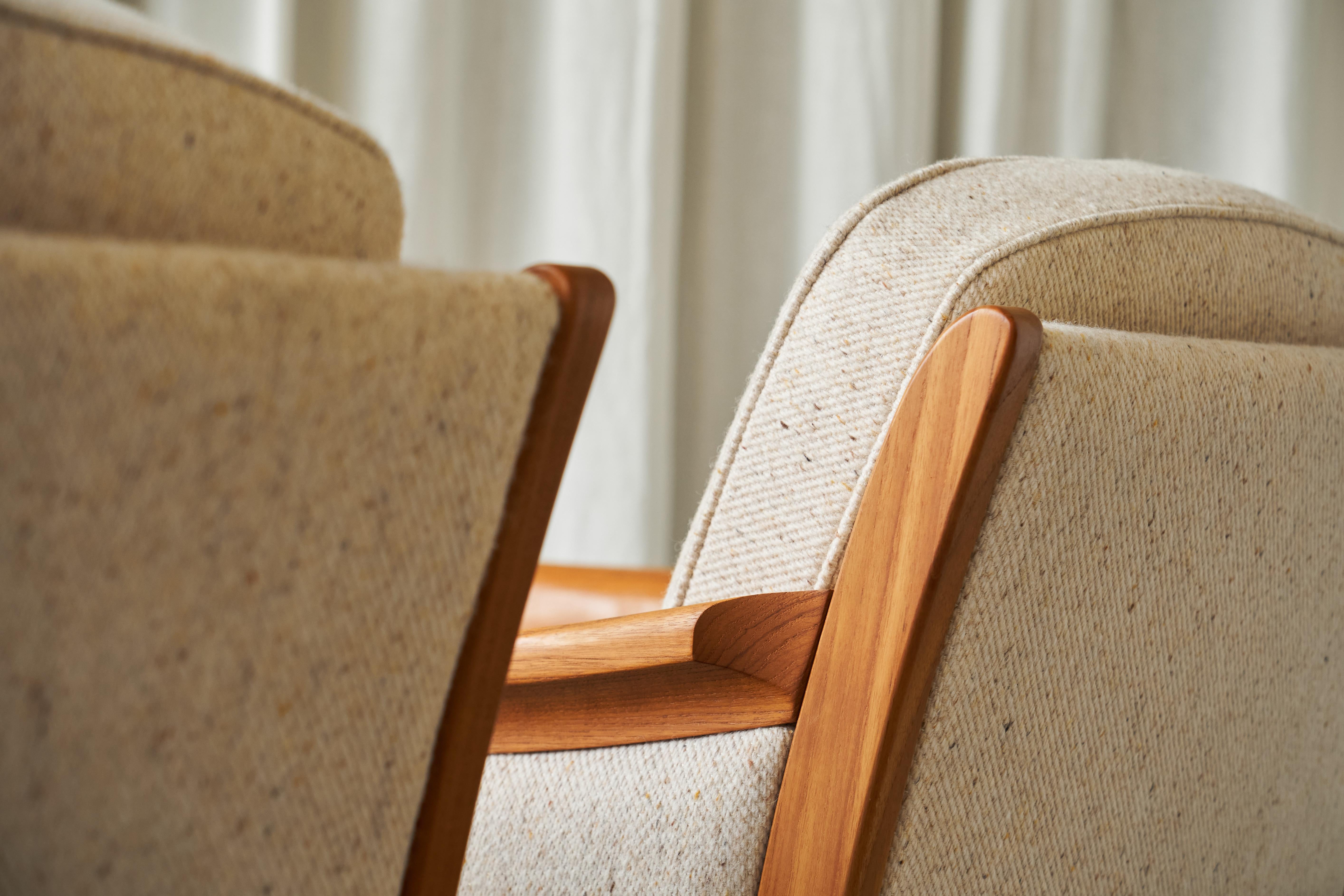 Paire de chaises longues scandinaves en laine avec pouf des années 1960 en vente 9
