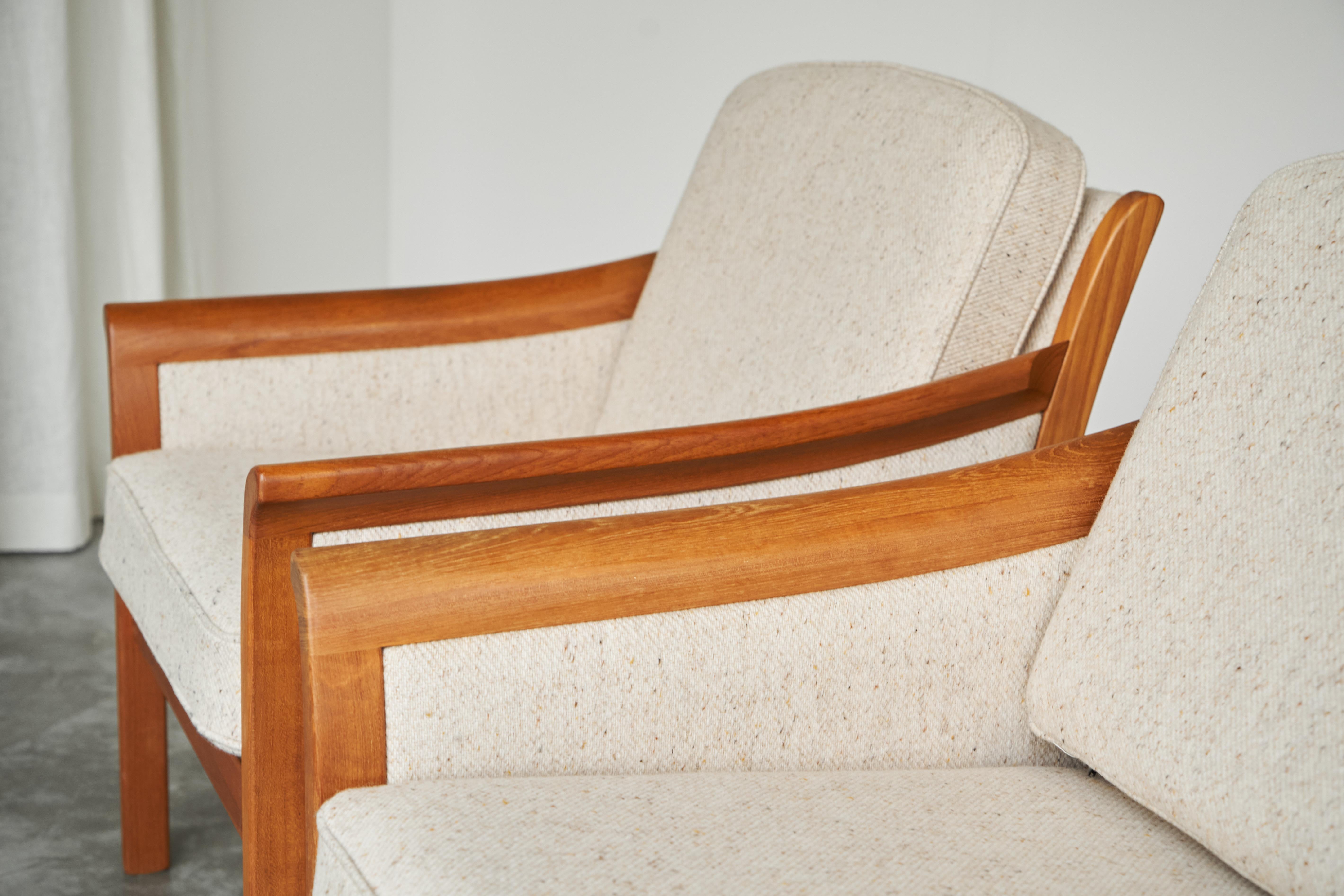 Paire de chaises longues scandinaves en laine avec pouf des années 1960 en vente 11