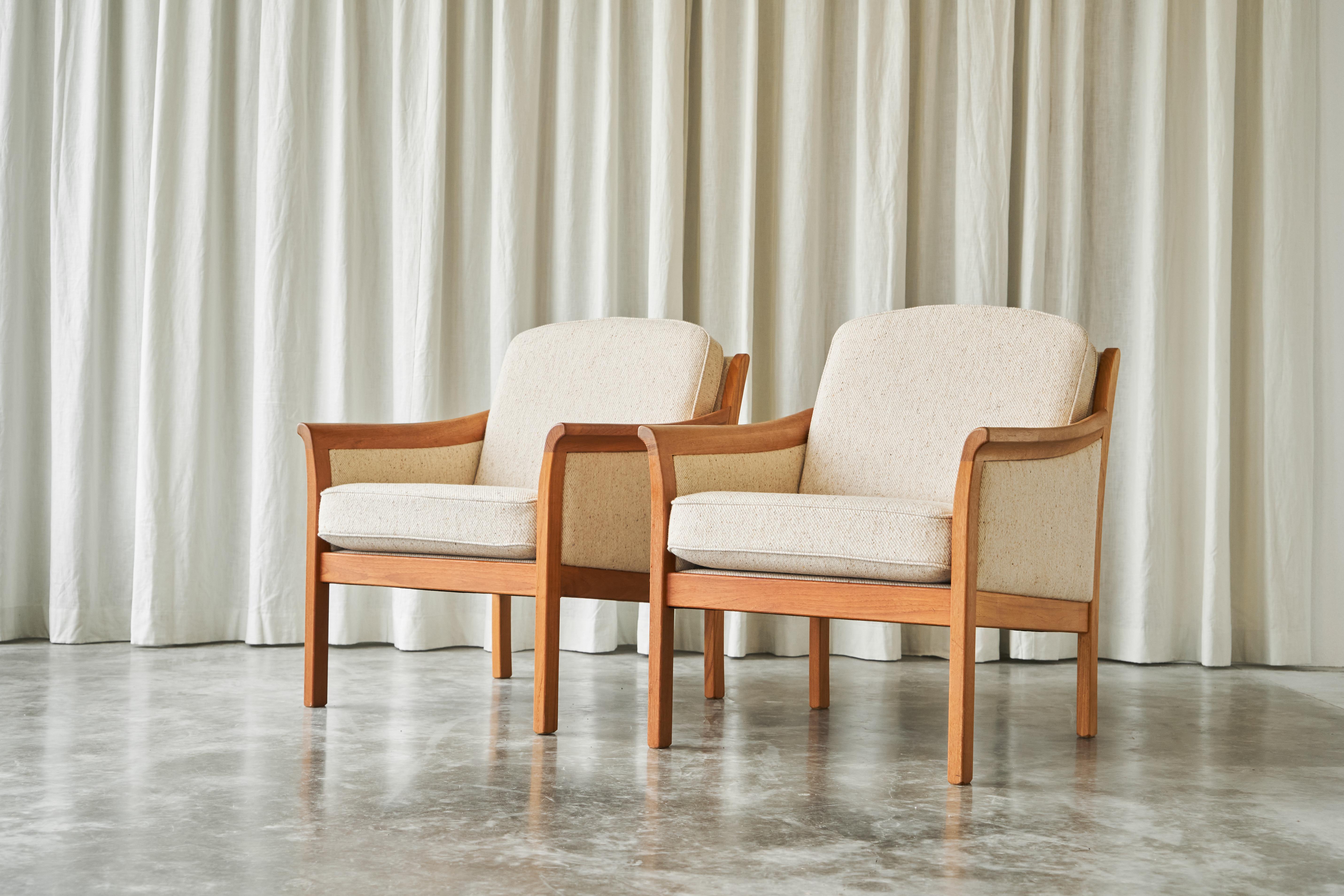 Pair of Scandinavian Lounge Chairs in Wool with one Ottoman, Scandinavia, 1960s.

This is a pair of very elegant lounge chairs from Scandinavia with one ottoman. These Scandinavian lounge chairs have been made in the middle of the 20th century and