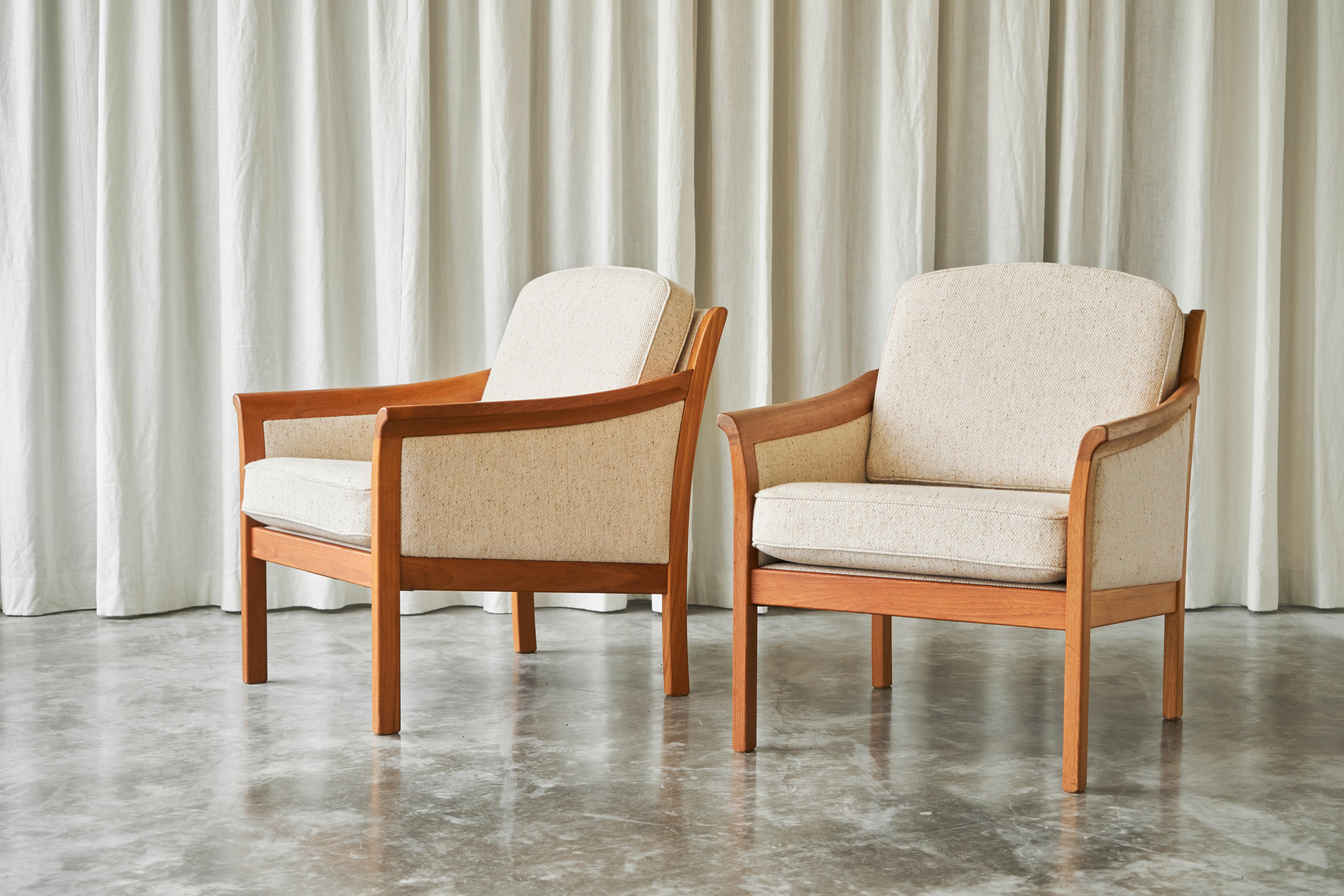 Scandinavian Modern Pair of Scandinavian Lounge Chairs in Wool with Ottoman 1960s For Sale