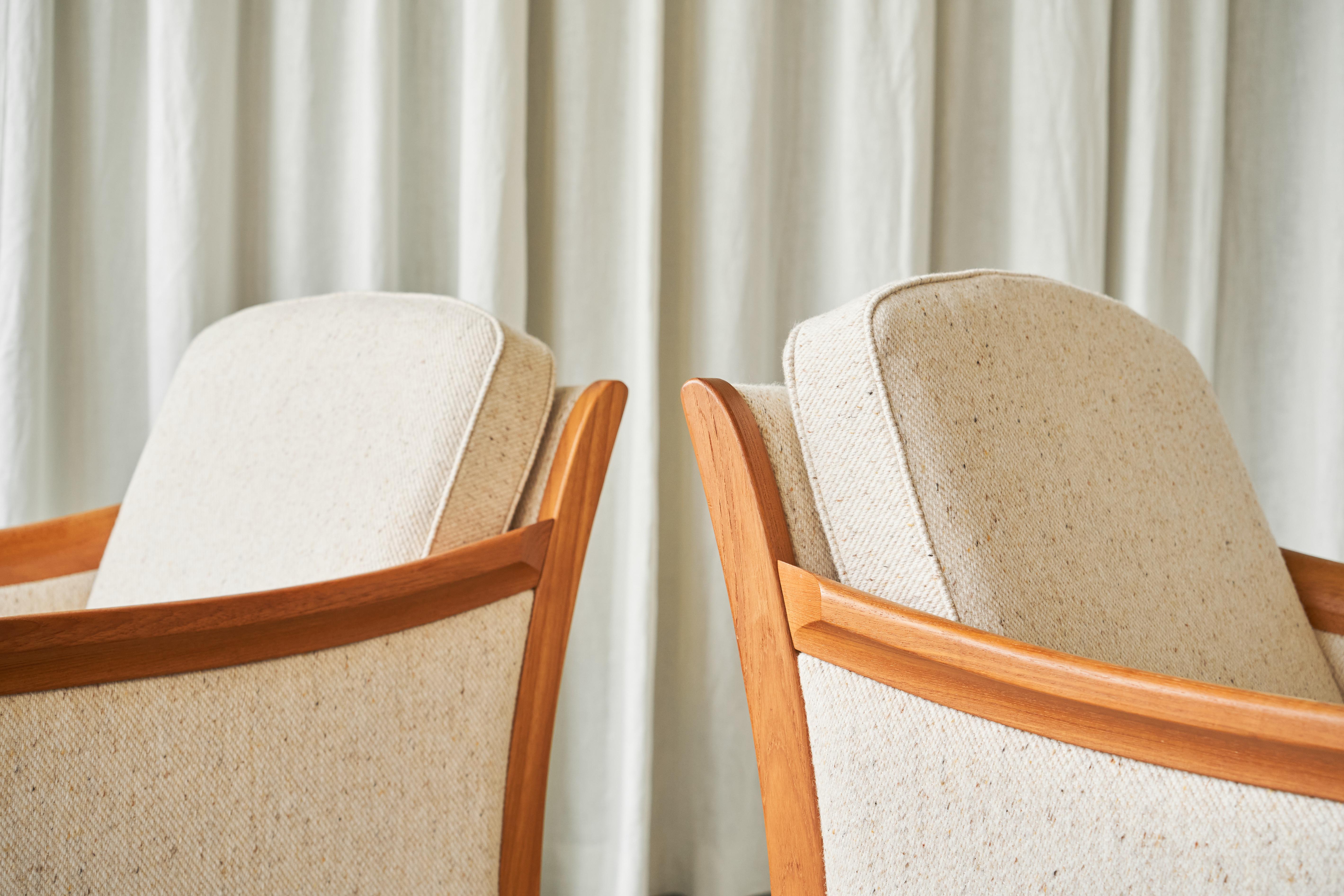 Fait main Paire de chaises longues scandinaves en laine avec pouf des années 1960 en vente