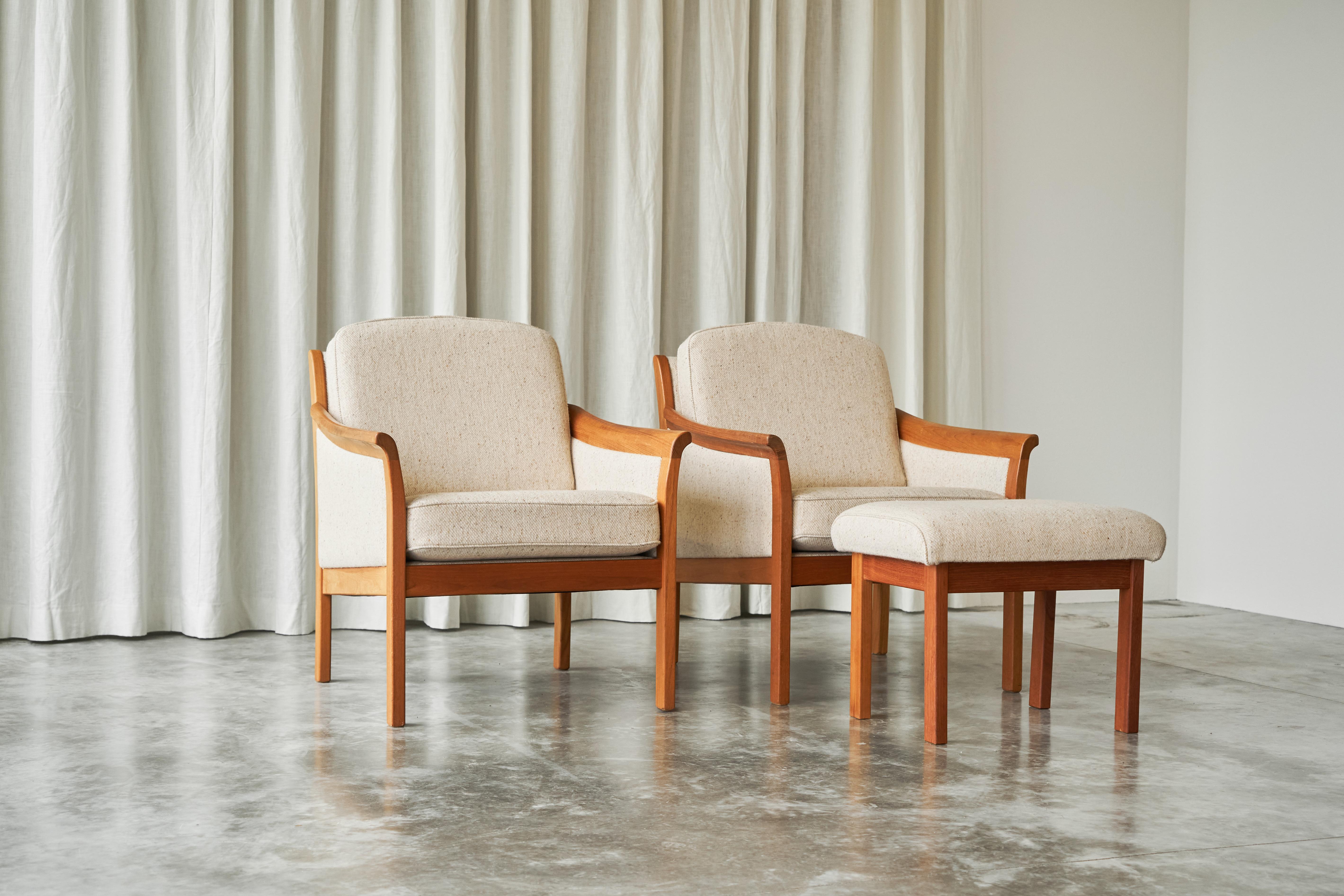 20ième siècle Paire de chaises longues scandinaves en laine avec pouf des années 1960 en vente