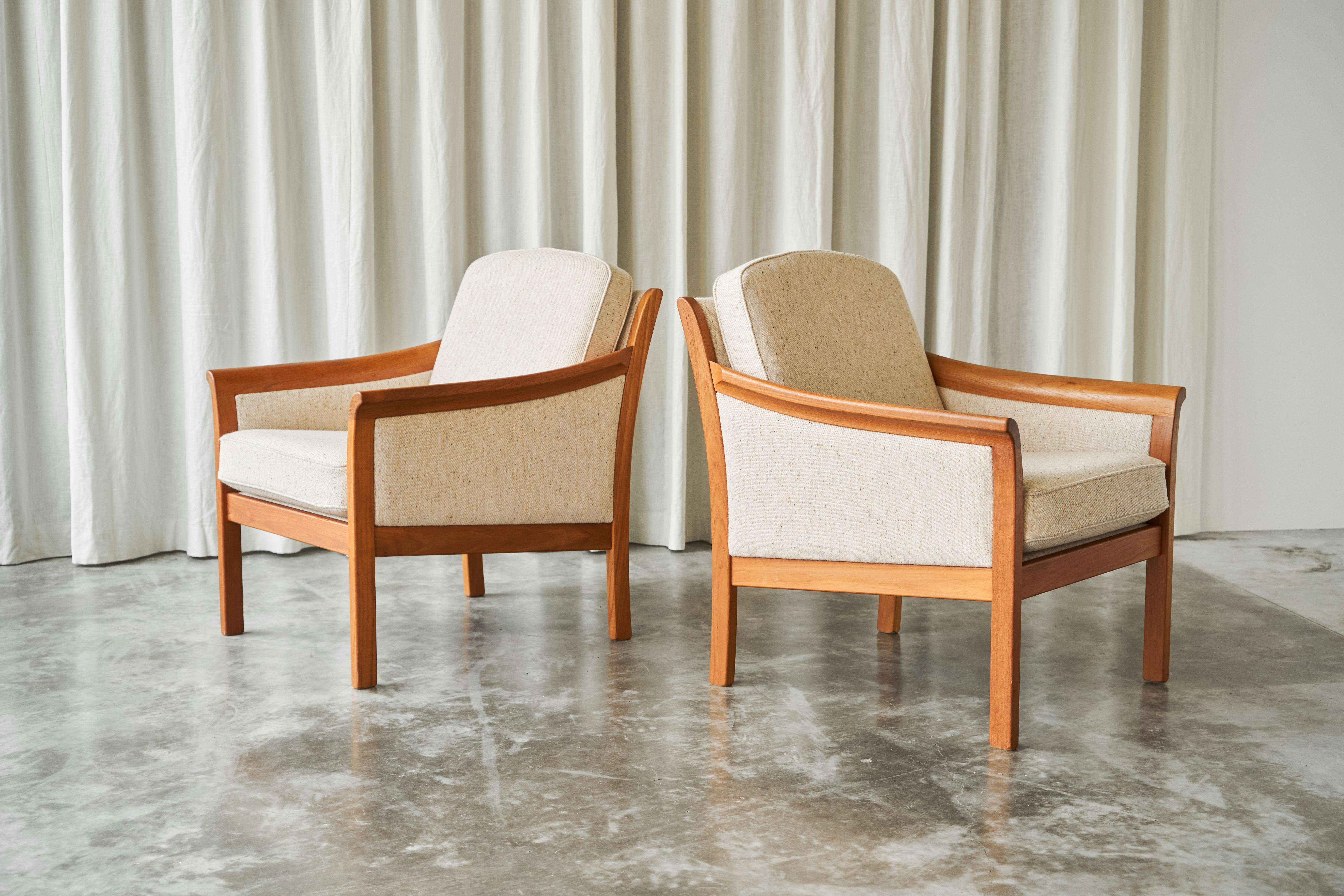 Paire de chaises longues scandinaves en laine avec pouf des années 1960 en vente 1