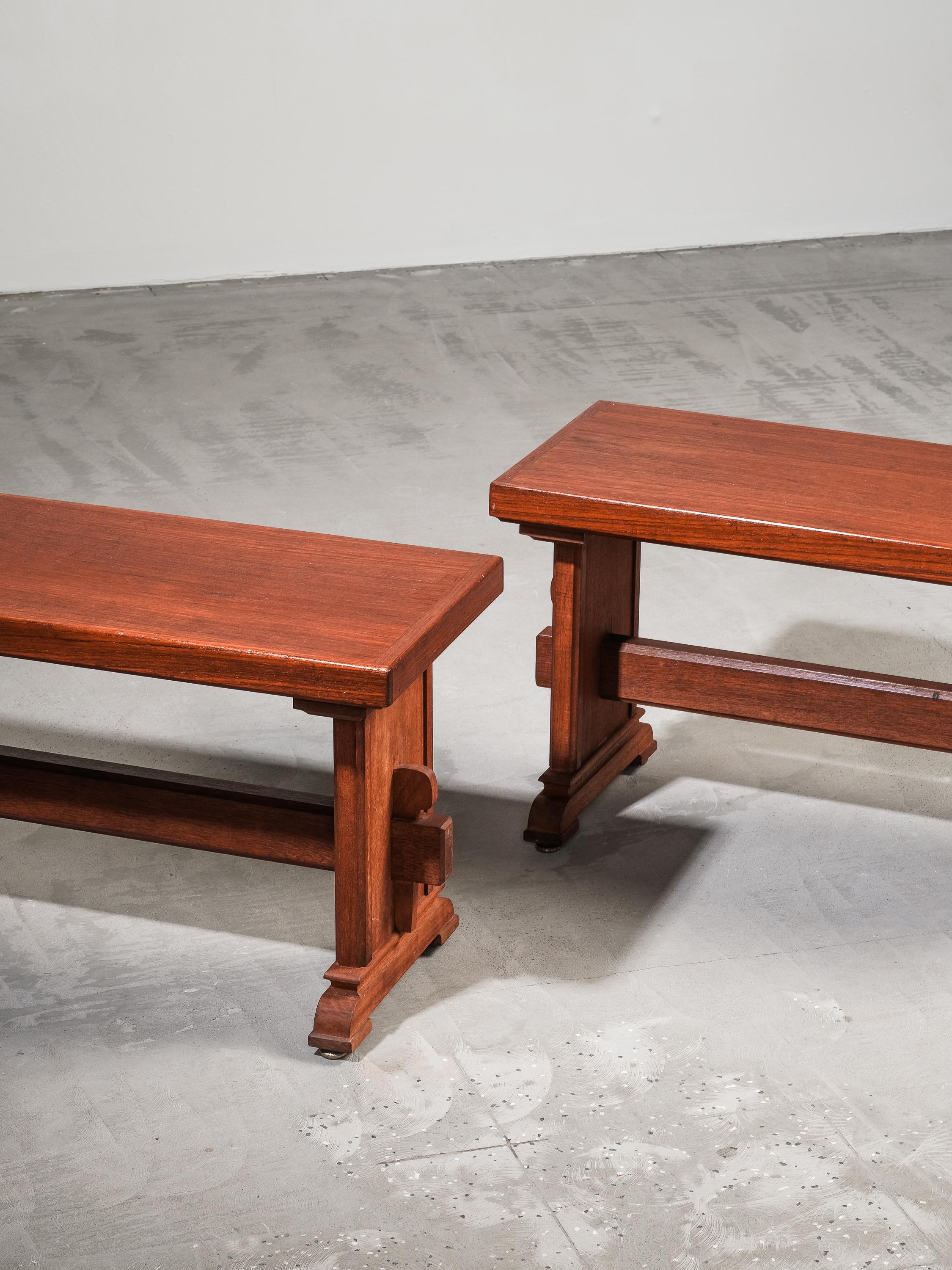 Coppia di panchine uniche realizzate a mano in teak. Molto probabilmente prodotto in Danimarca negli anni '50. Designer o produttore sconosciuto.
Costruzione molto solida.